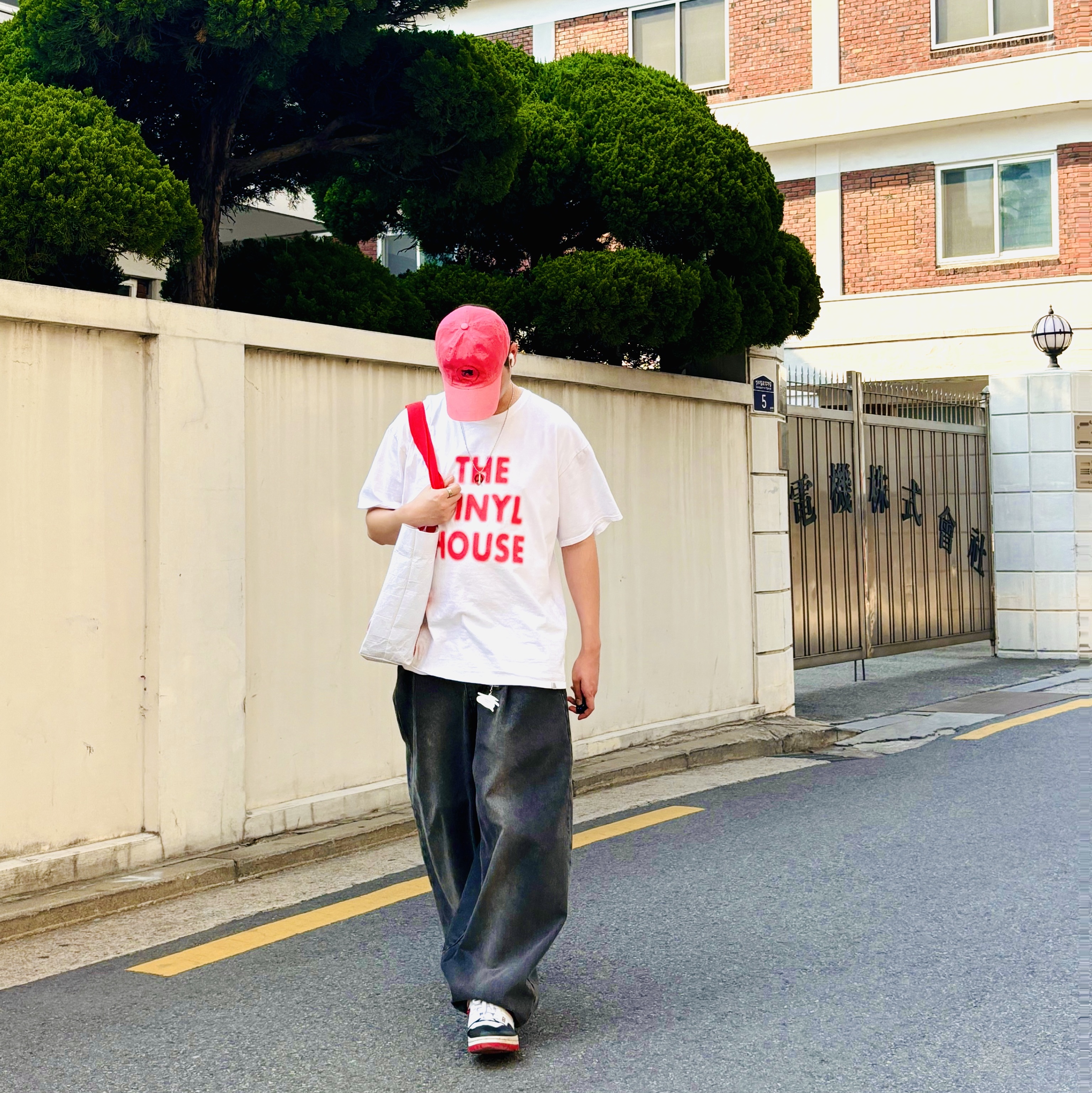 Ader Error x Maison Kitsune Triple Fox Head Cap Pink, Thevinylhouse Spray Logo T-Shirt White 착용 스타일 - 1
