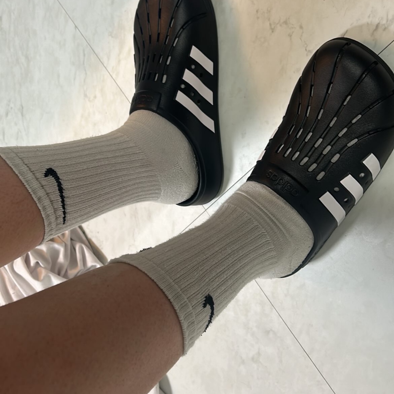 Adidas Adilette Clog Black White 착용 스타일
