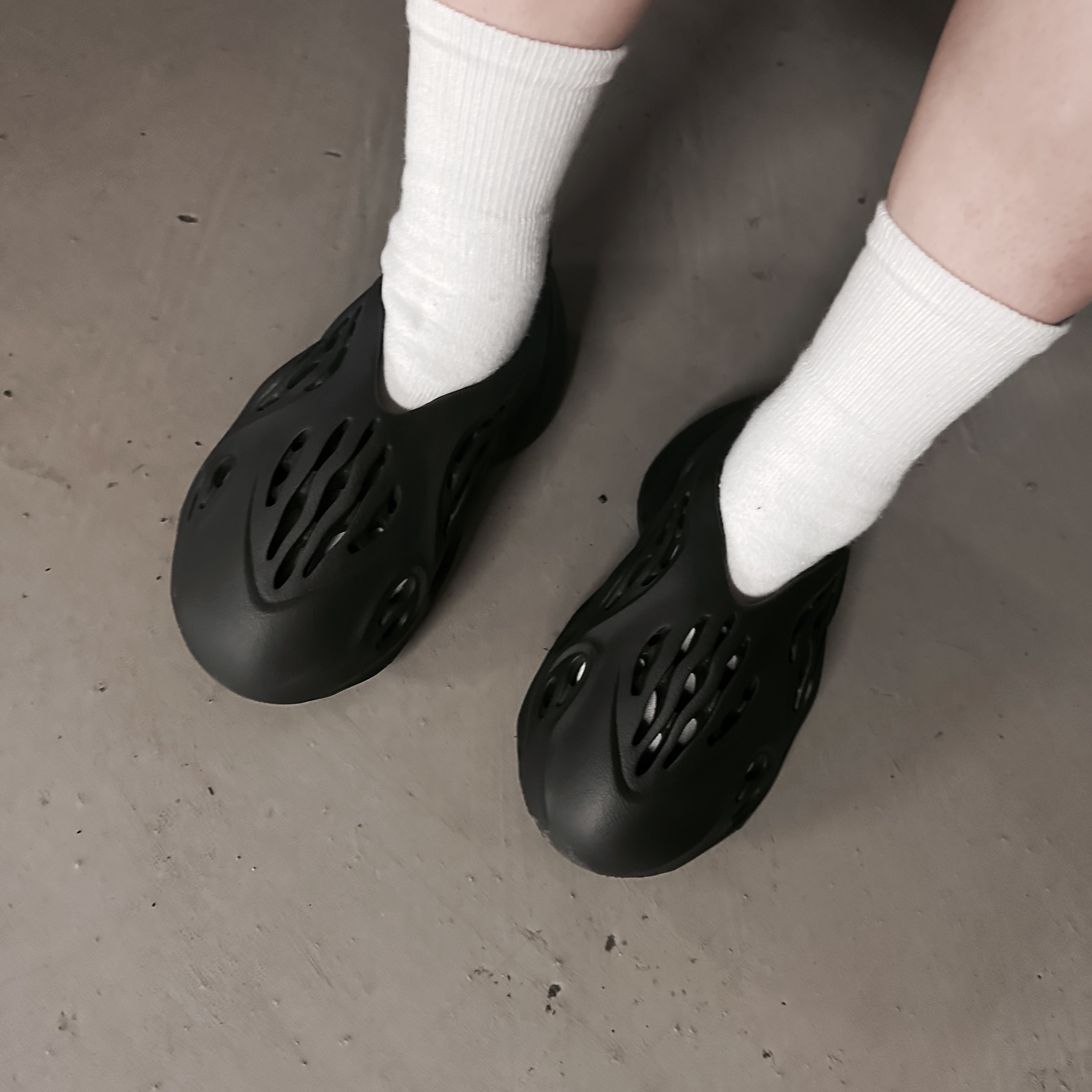 Adidas Yeezy Foam RNNR Onyx 착용 스타일