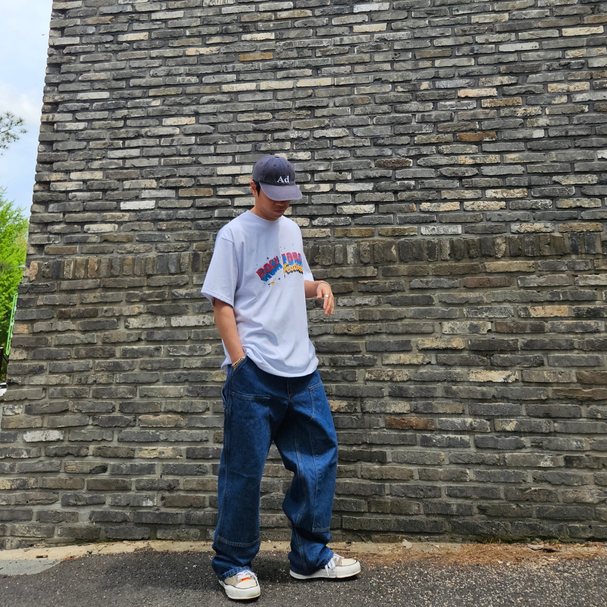 Carhartt WIP Nash Loose Fit Double Knee Pants Blue Stone Washed, Maison Mihara Yasuhiro x Nigel Cabourn Low Cut Sneakers Army Green 착용 스타일