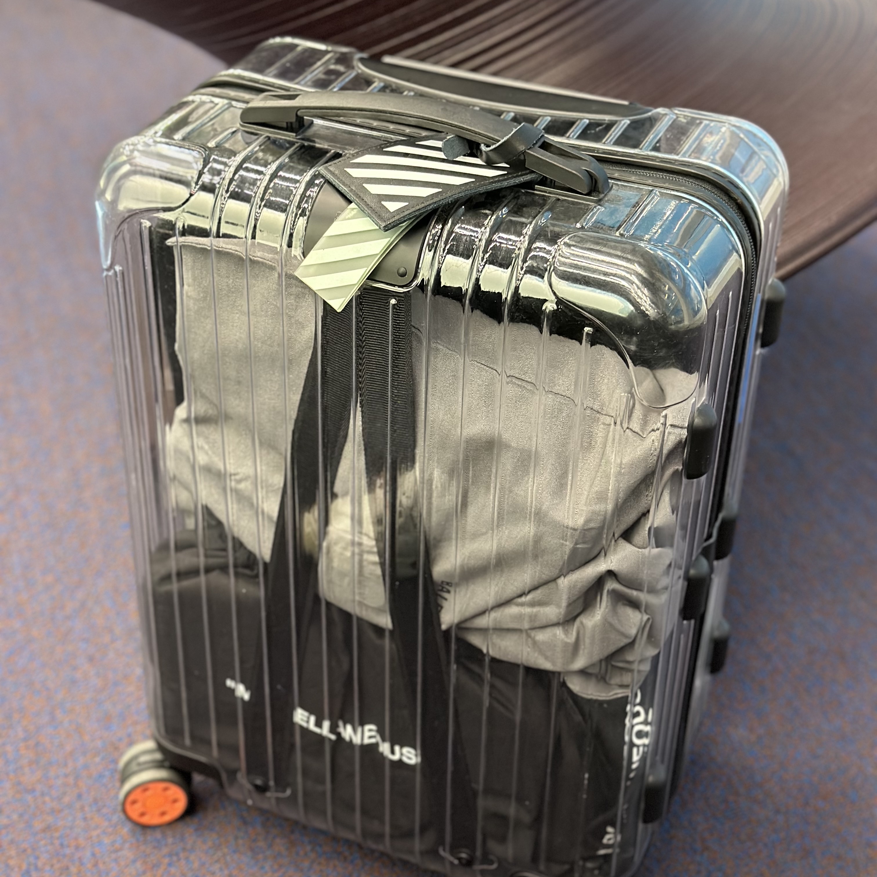 Rimowa x Off-White Transparent Carry-On 36L Case Clear 착용 스타일