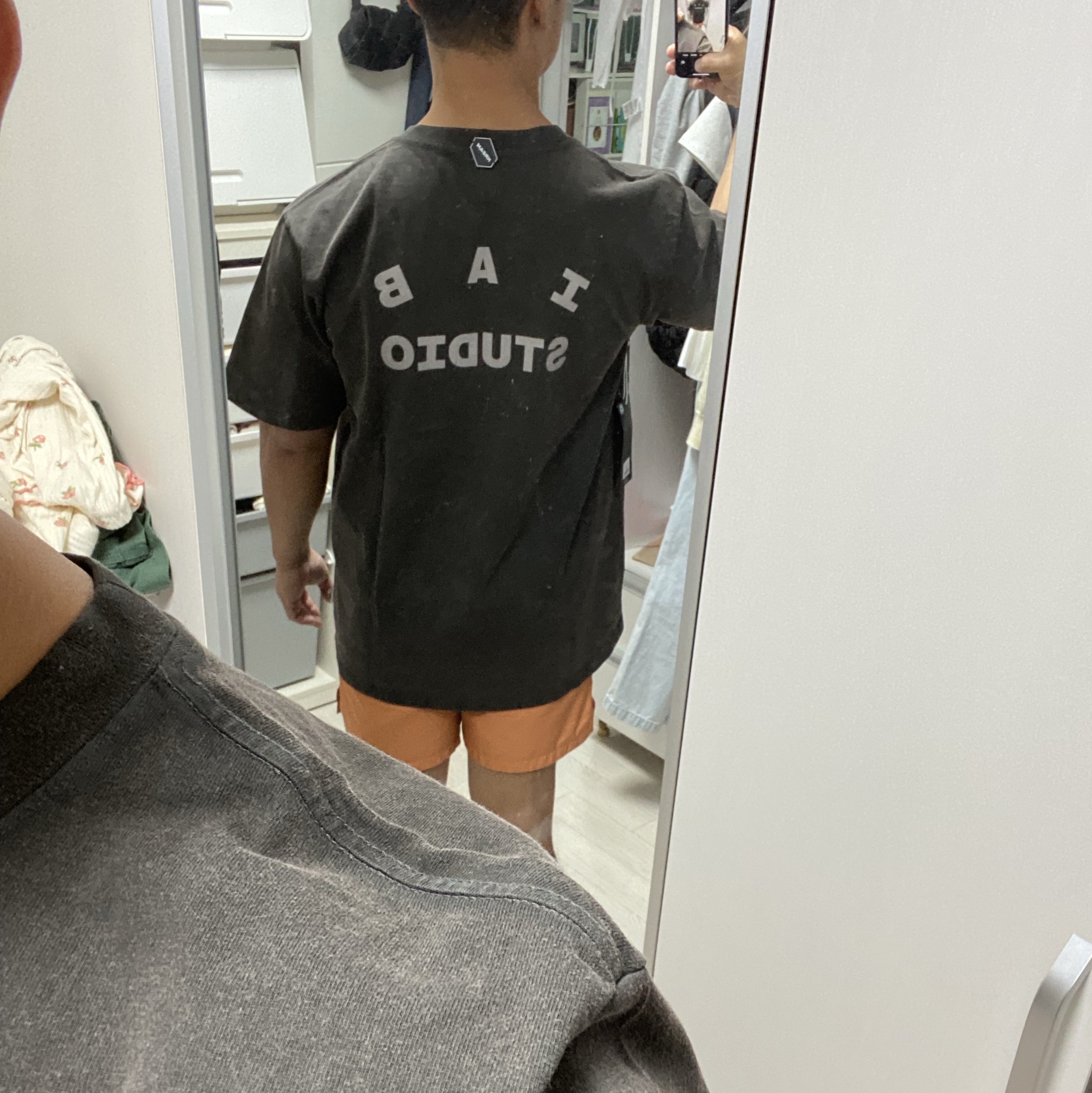 IAB Studio x Obey Icon Heavyweight Box T-Shirt Digital Black 착용 스타일 - 2