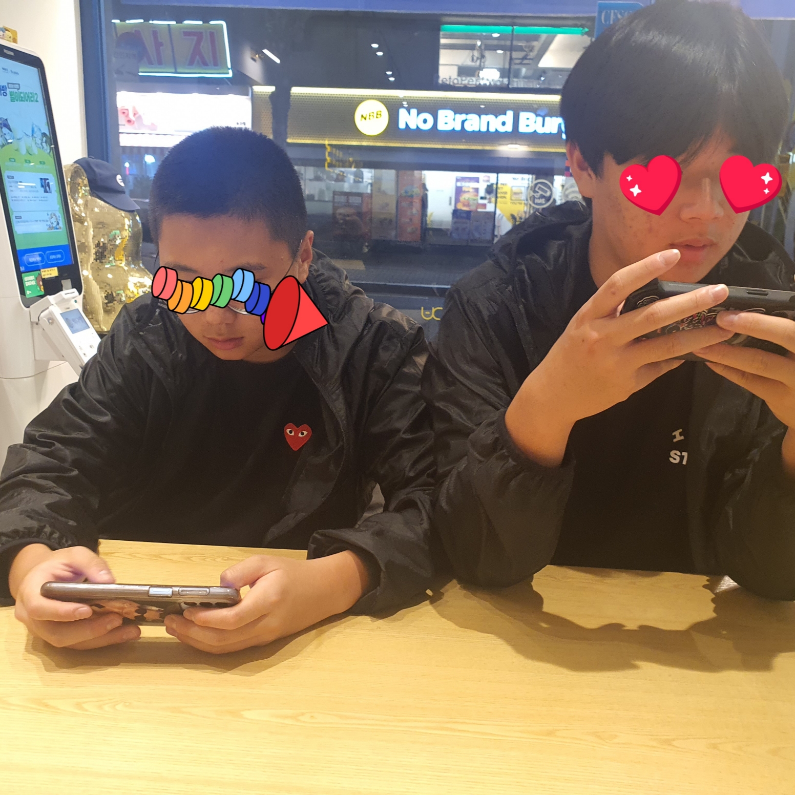Play Comme des Garcons Red Heart T-Shirt Black, IAB Studio Ripstop Wind Jacket Black 착용 스타일