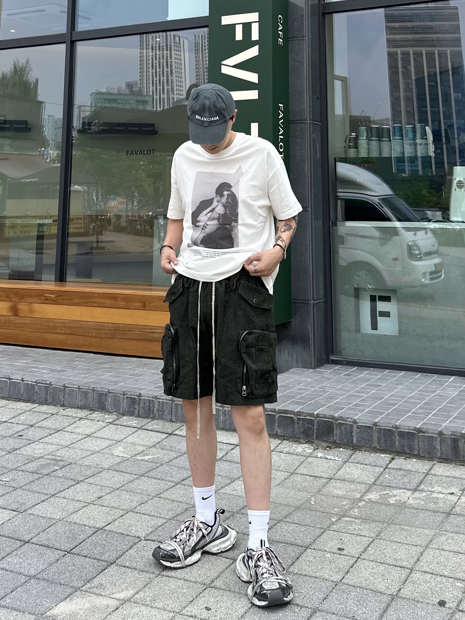 Balenciaga 3XL Sneakers Grey White Red 착용 스타일 - 1