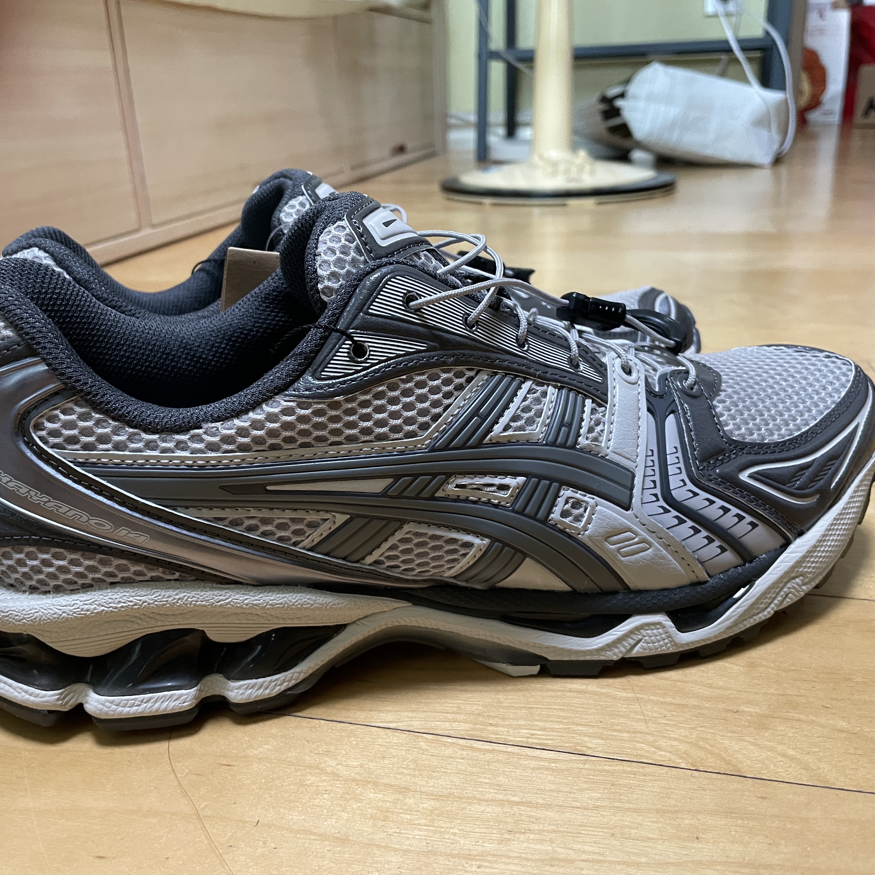 Asics Unlimited Gel-Kayano 14 Oyster Grey Clay Grey 착용 스타일