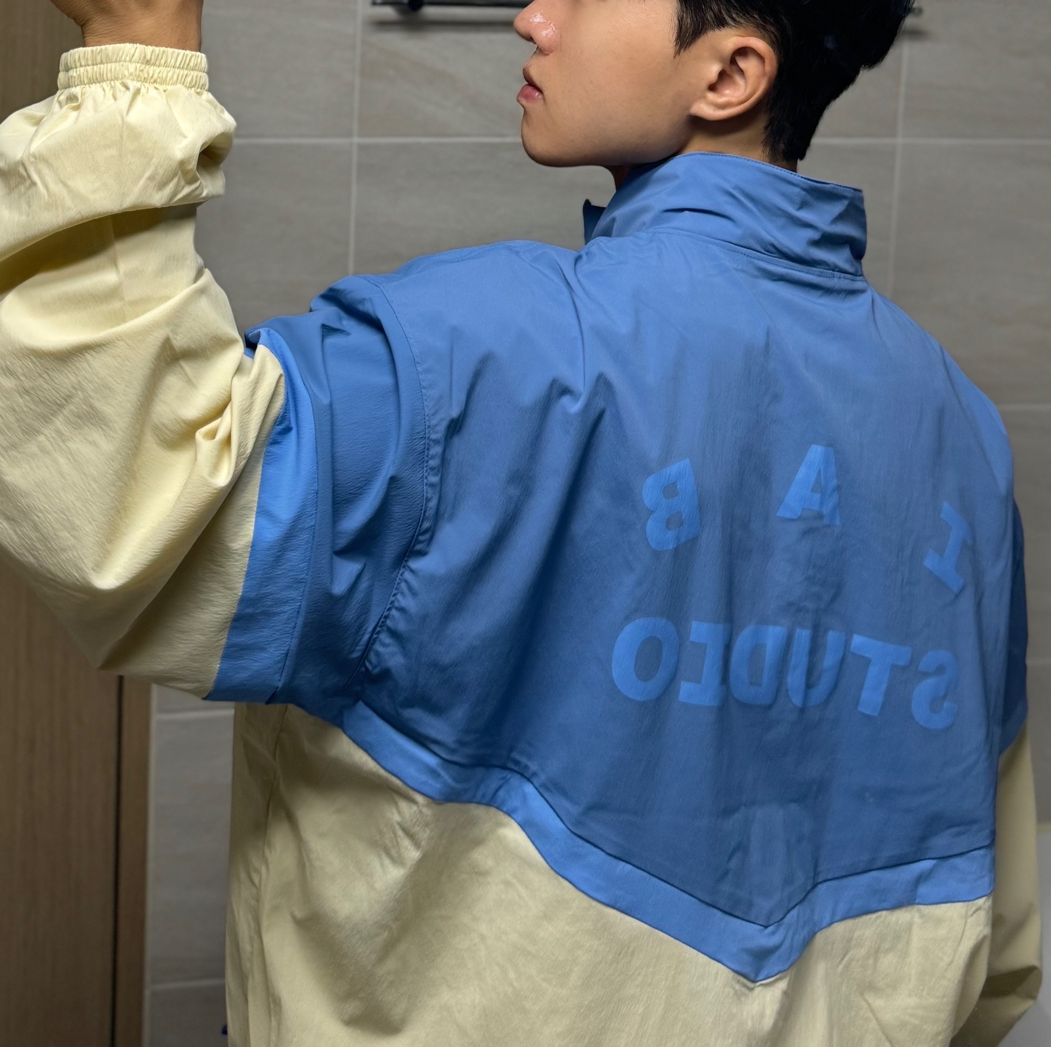 IAB Studio x Yonex Woven Pullover Blue 착용 스타일 - 2