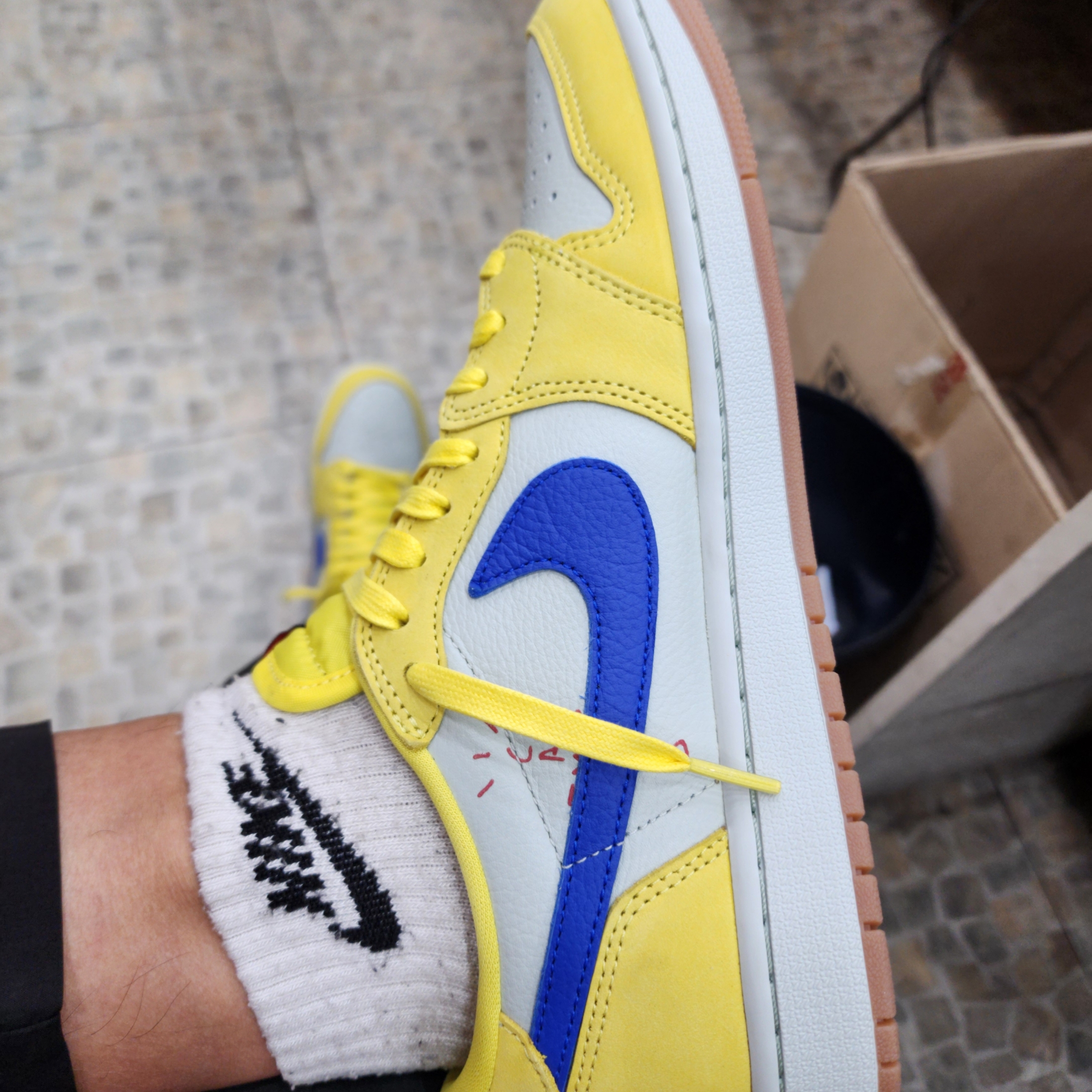 (W) Jordan 1 x Travis Scott Retro Low OG SP Canary 착용 스타일 - 2