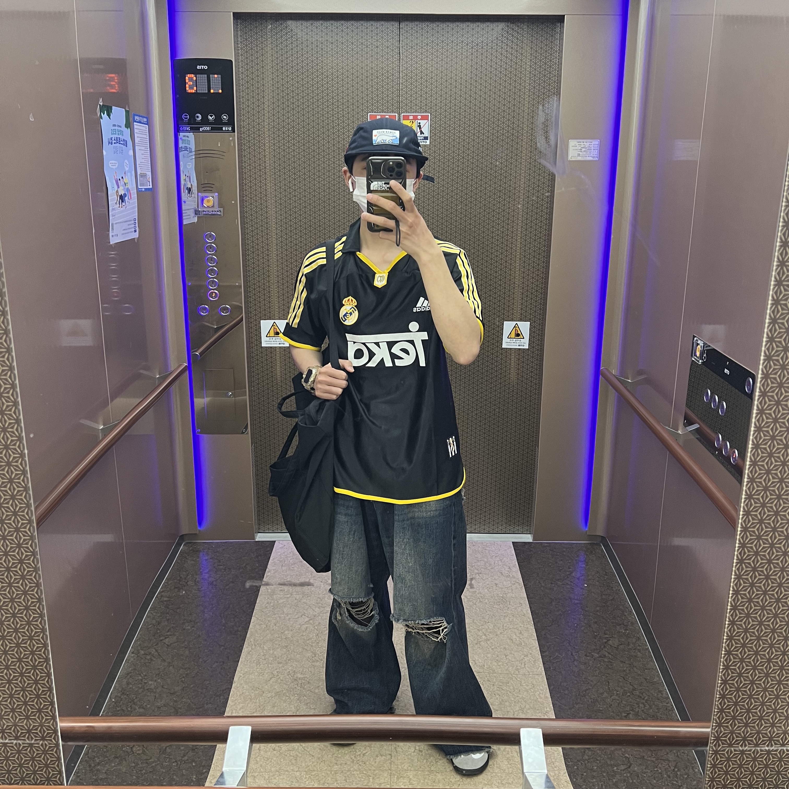 Adidas Samba Classic Cloud White, Human Made 4-Panel Twill Cap Navy 착용 스타일