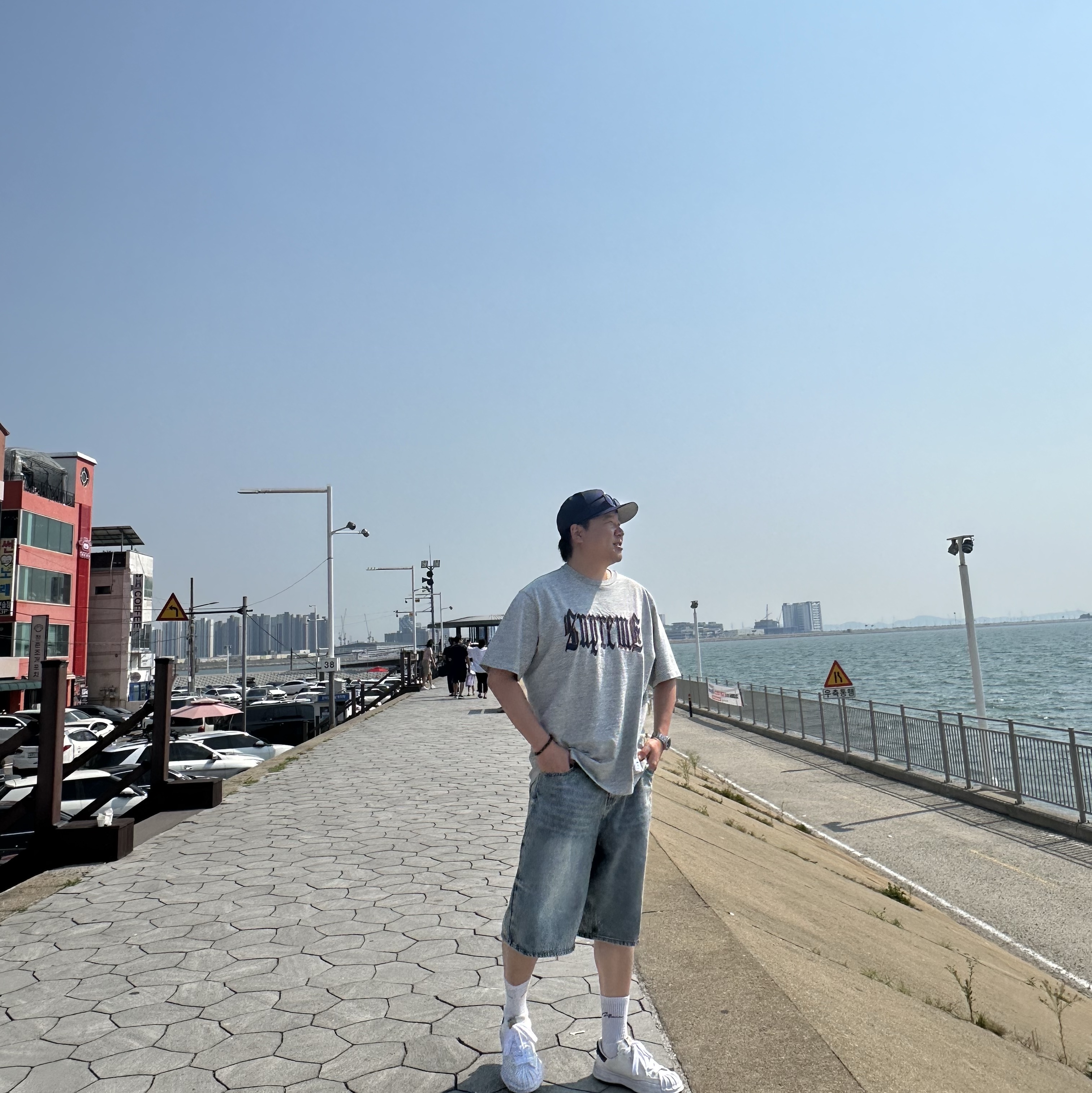 Supreme Gold Cross S Logo New Era Light Navy - 24SS, Supreme Old English S/S Top Heather Grey - 24SS 착용 스타일 - 2