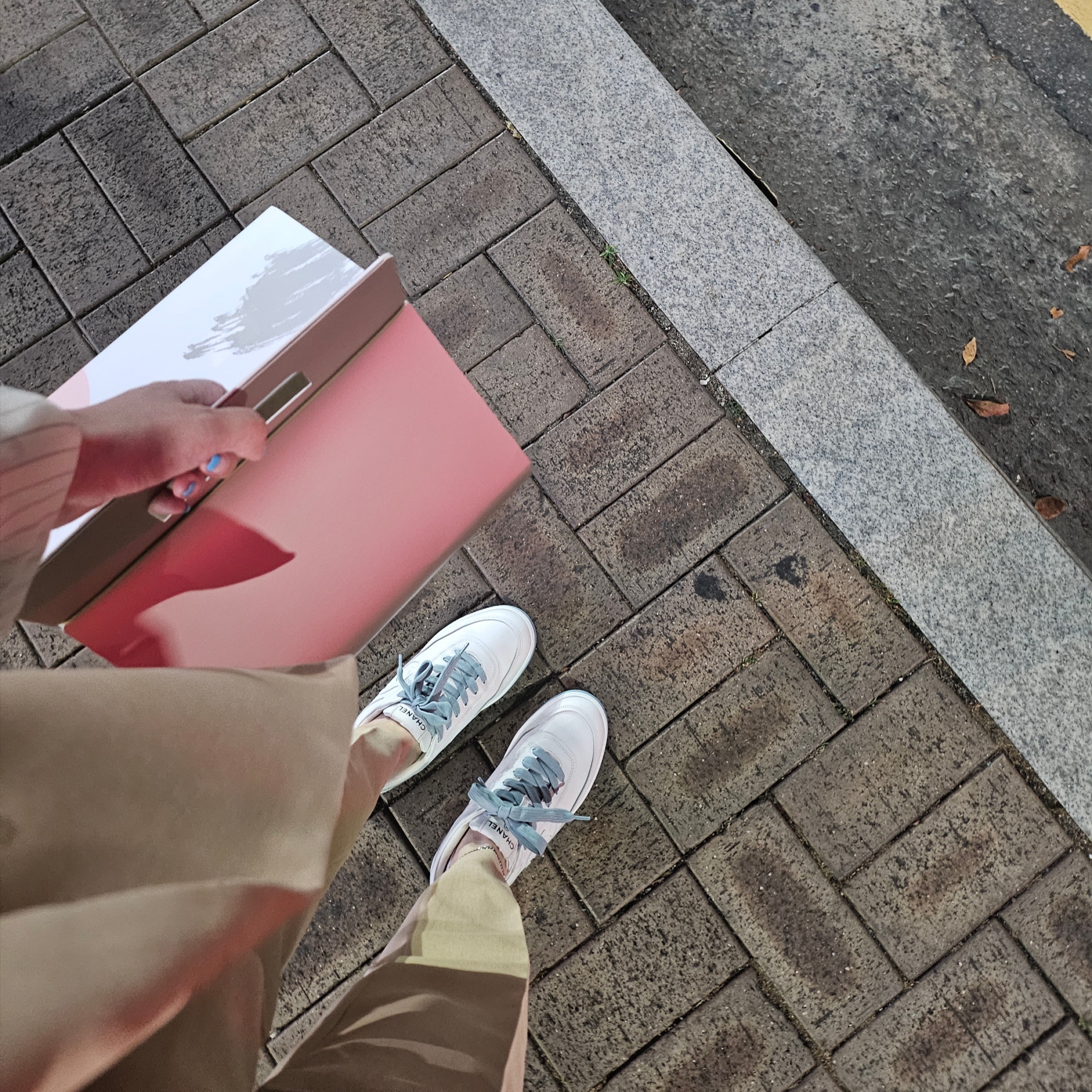 (W) Chanel Sneakers Calfskin & White, Adidas Samba OG Cloud White 착용 스타일 - 4