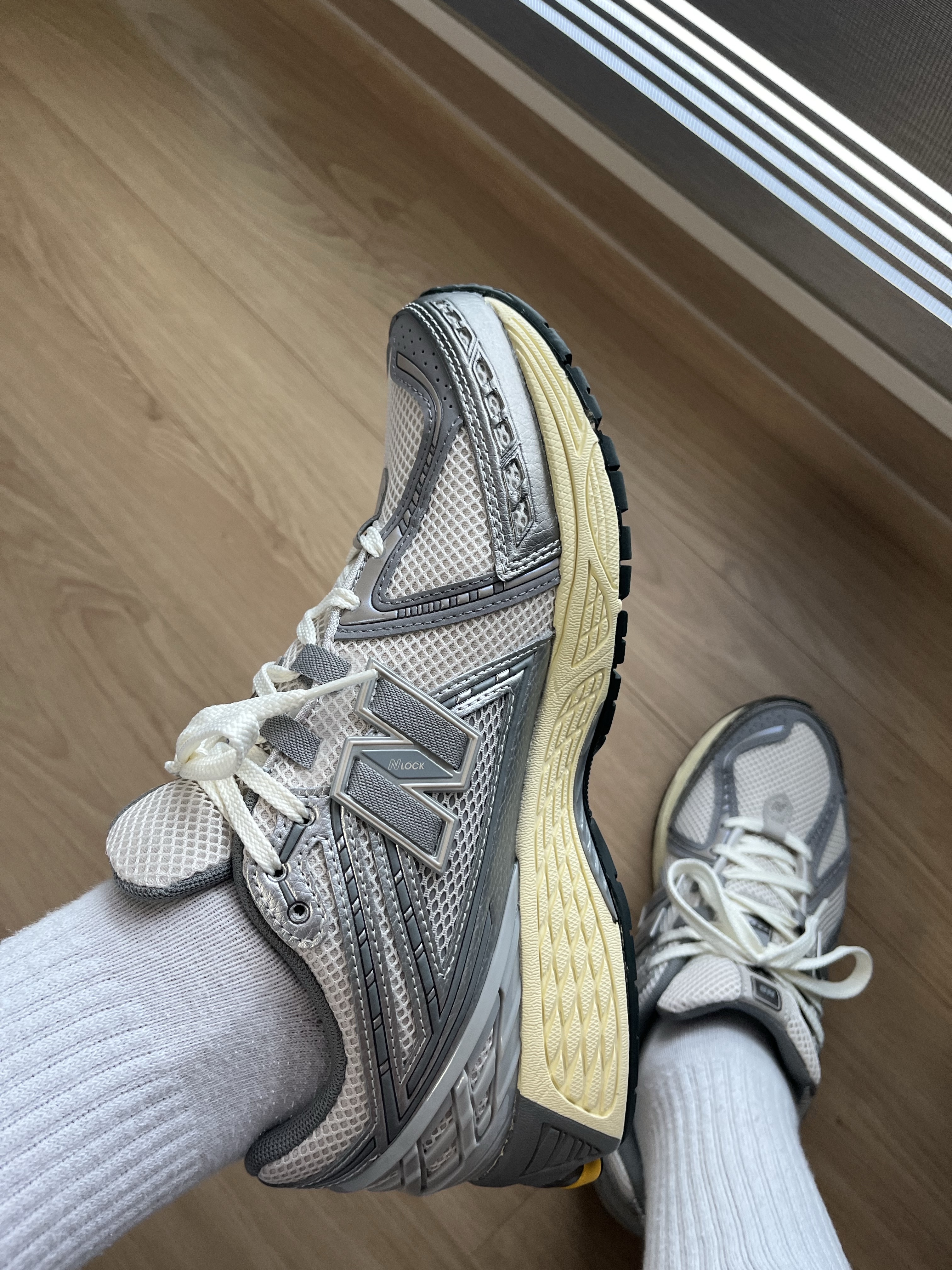 New Balance 1906R Grey Silver 착용 스타일