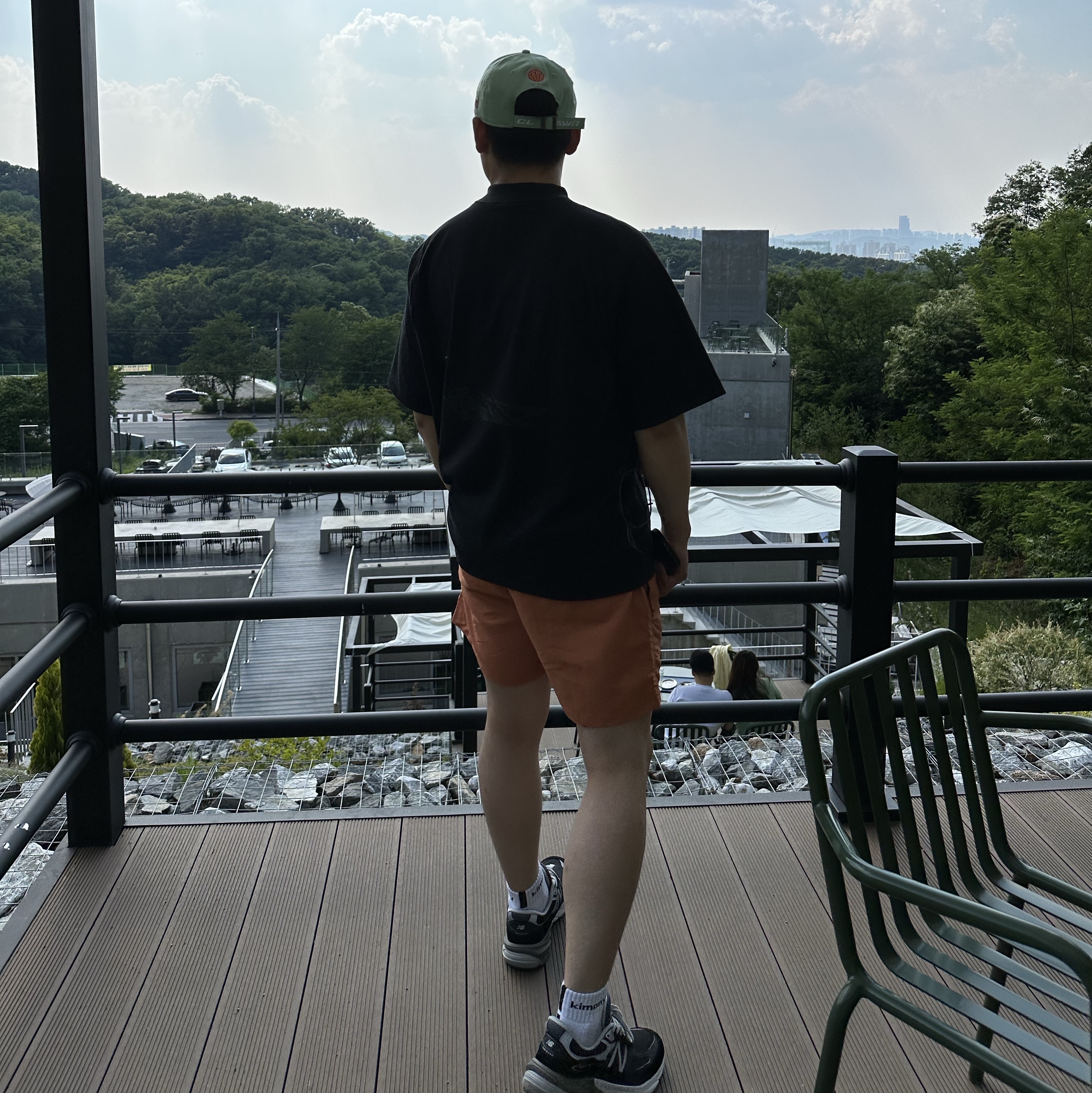 나이키 x 드레이크 녹타 x 카아르데로또모빌 Drx 햇 에나멜 그린, 나이키 x 오프화이트 모크넥 숏슬리브 탑 블랙 - 아시아 착용 스타일 - 2