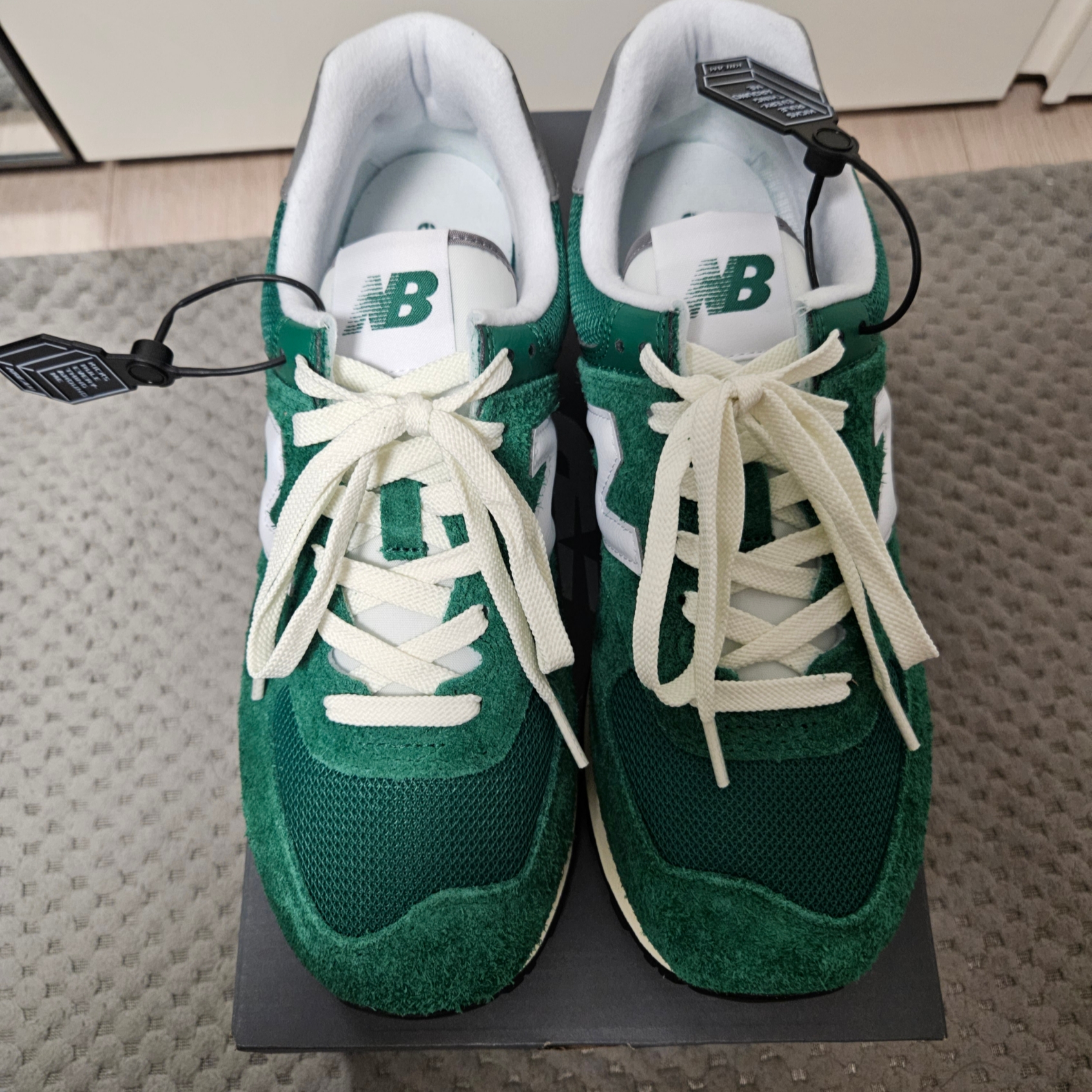 New Balance 574 Heritage Grass Green 착용 스타일 - 1