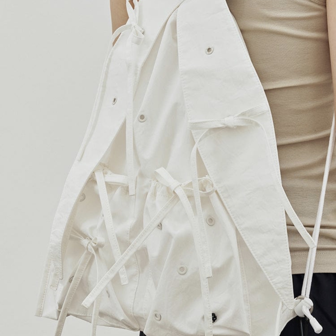 NewJeans x Coller Rabbit String Bag Snow White 착용 스타일 - 2