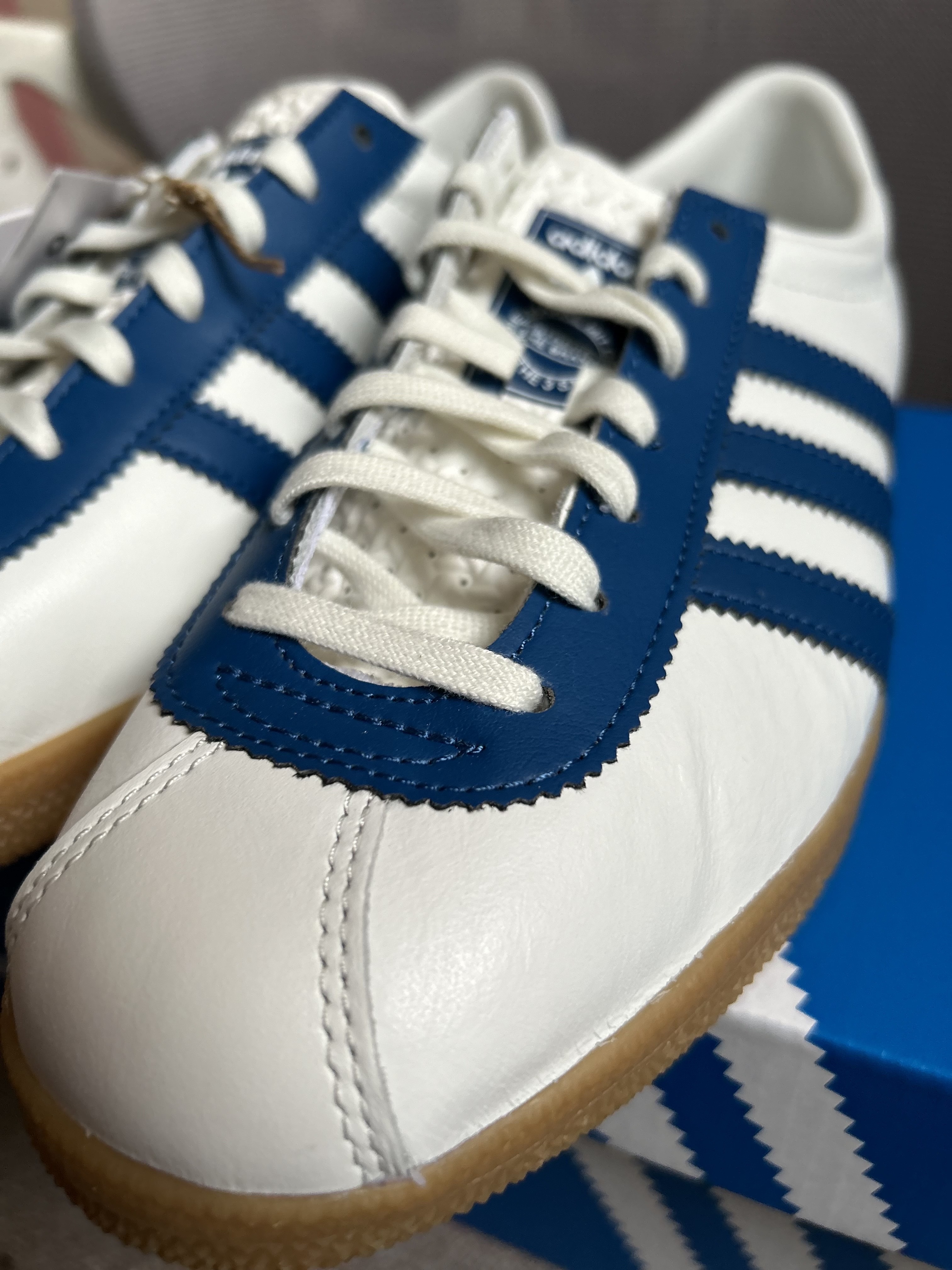Adidas London Core White Dark Marine 착용 스타일