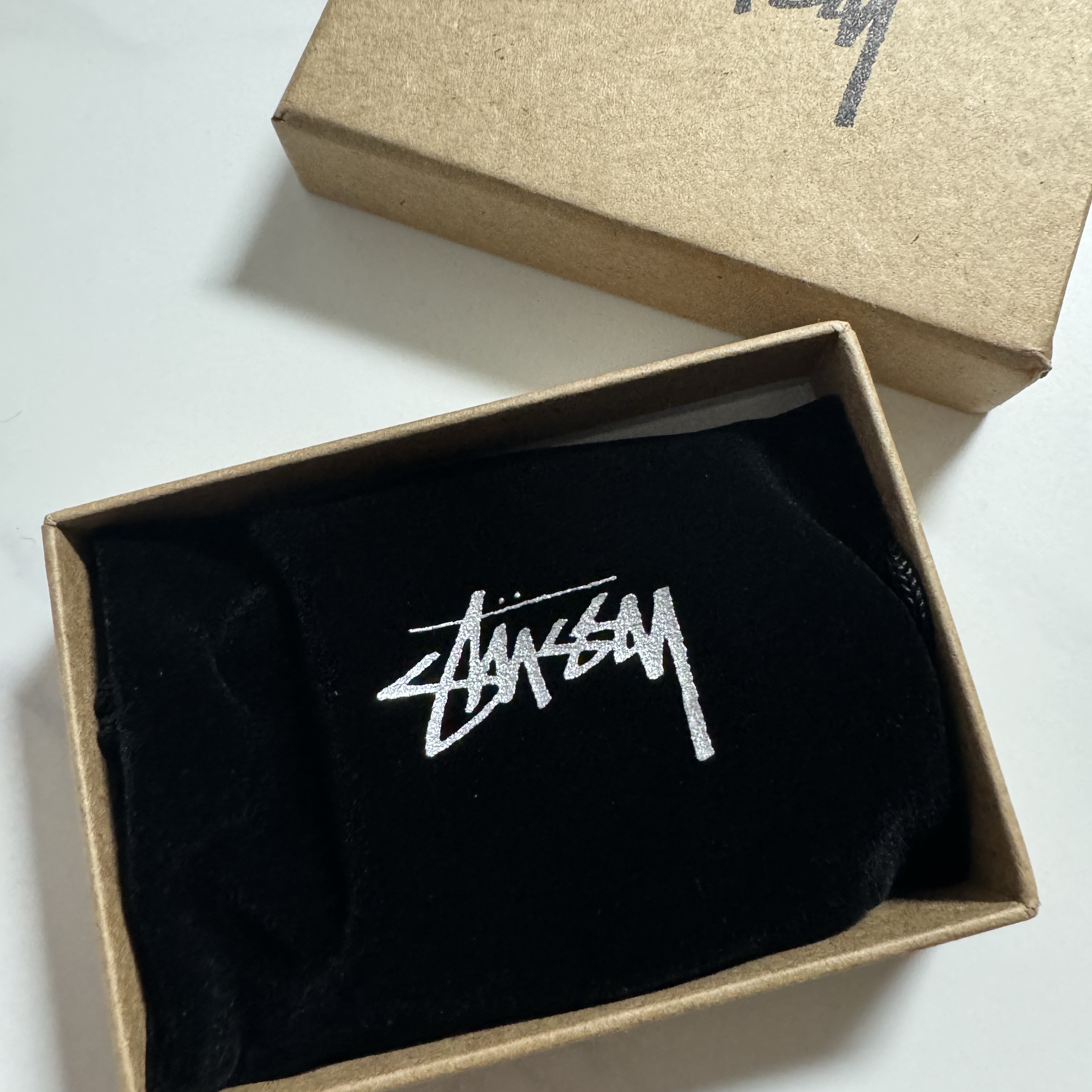 Stussy SS Link Carabiner Black 착용 스타일 - 2