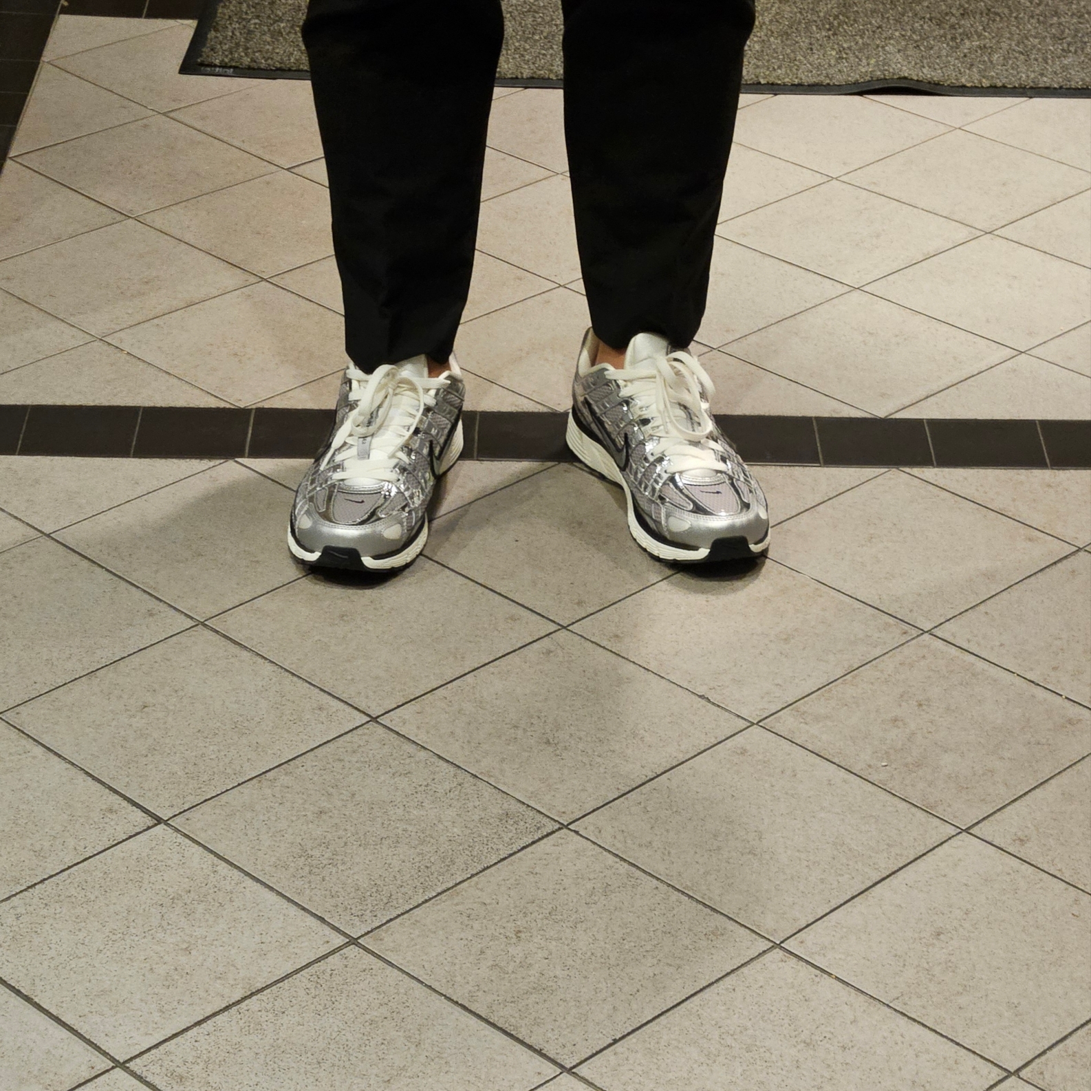 Nike P-6000 Metallic Silver 착용 스타일 - 1