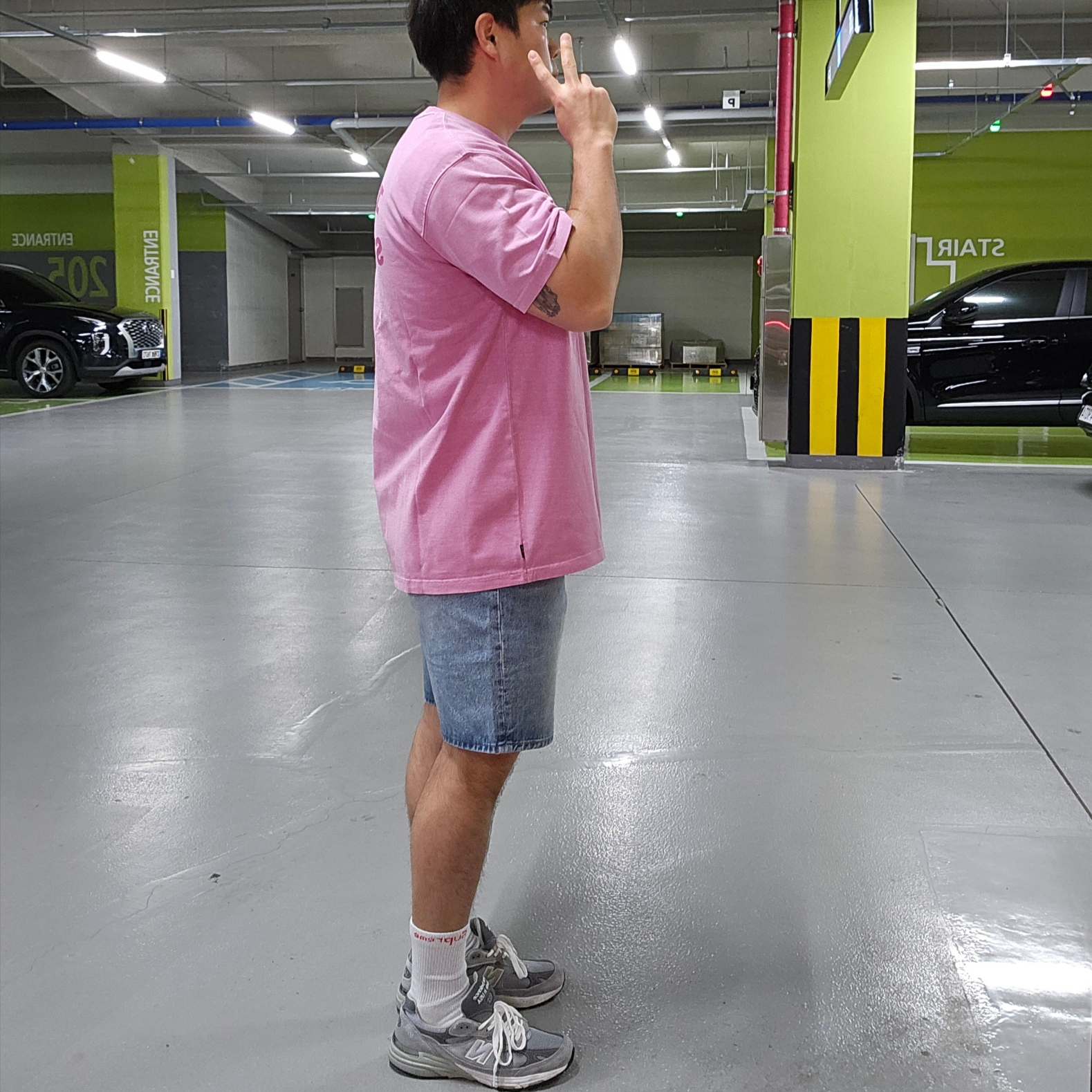 Supreme x The North Face Printed Pocket T-Shirt White - 23SS, Supreme Baggy Denim Short Washed Indigo - 24SS 착용 스타일 - 4