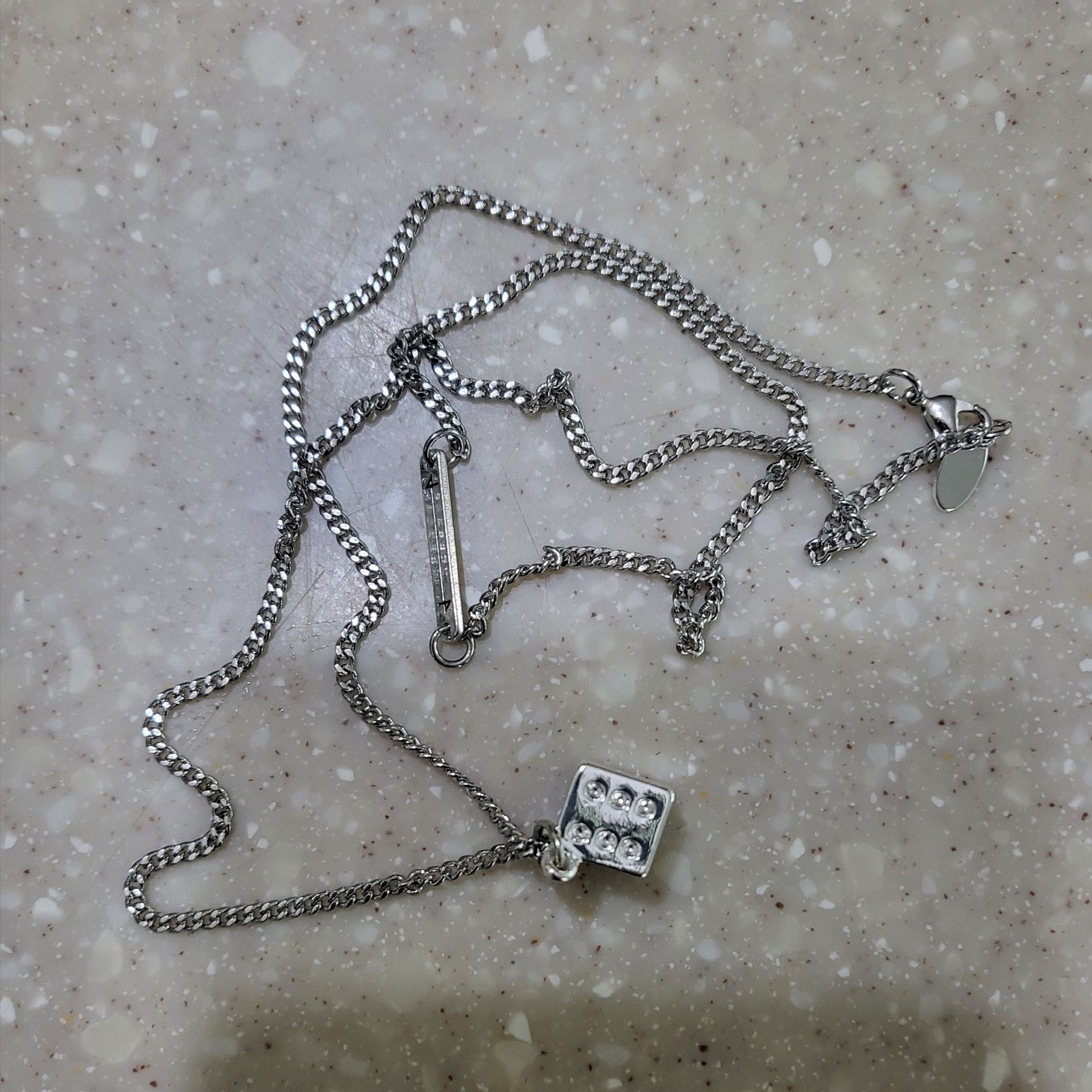 Nonenon Dice Necklace 착용 스타일