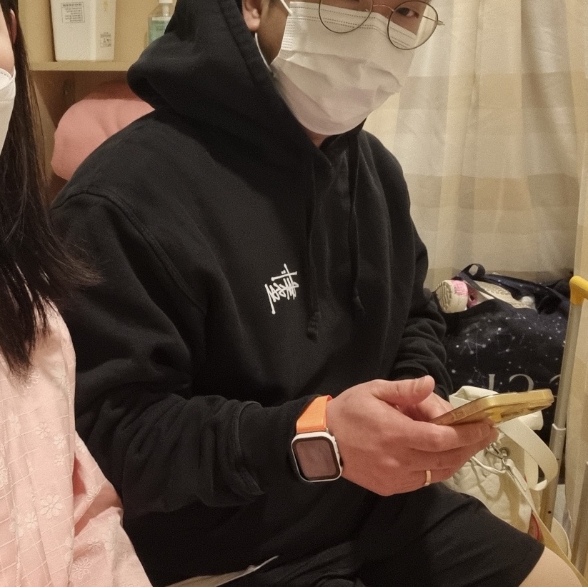 Stussy Basic Stussy Pigment Dyed Hoodie Black, Stussy Reflection T-Shirt White 착용 스타일