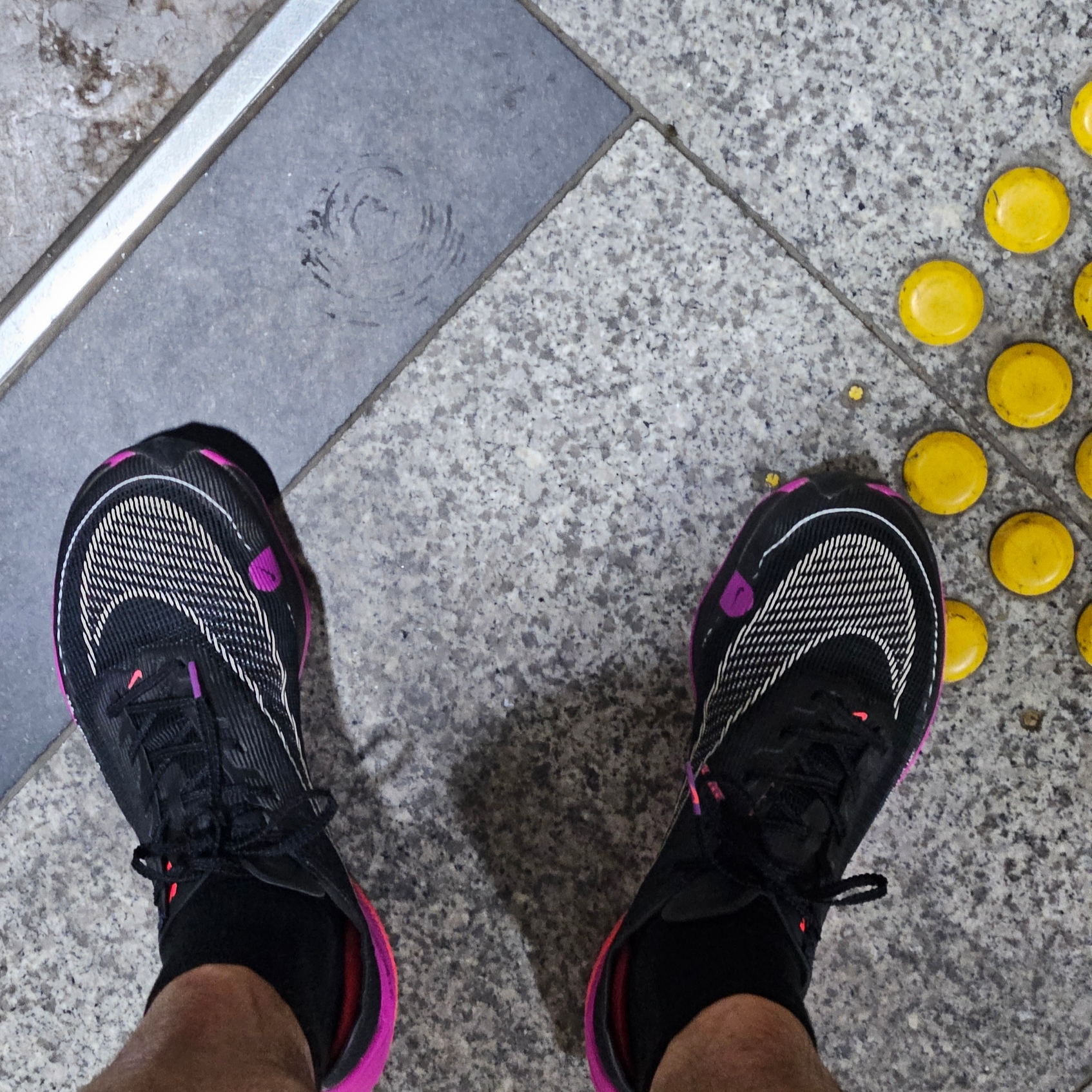 Nike ZoomX Vaporfly Next% 2 Black Flash Crimson 착용 스타일