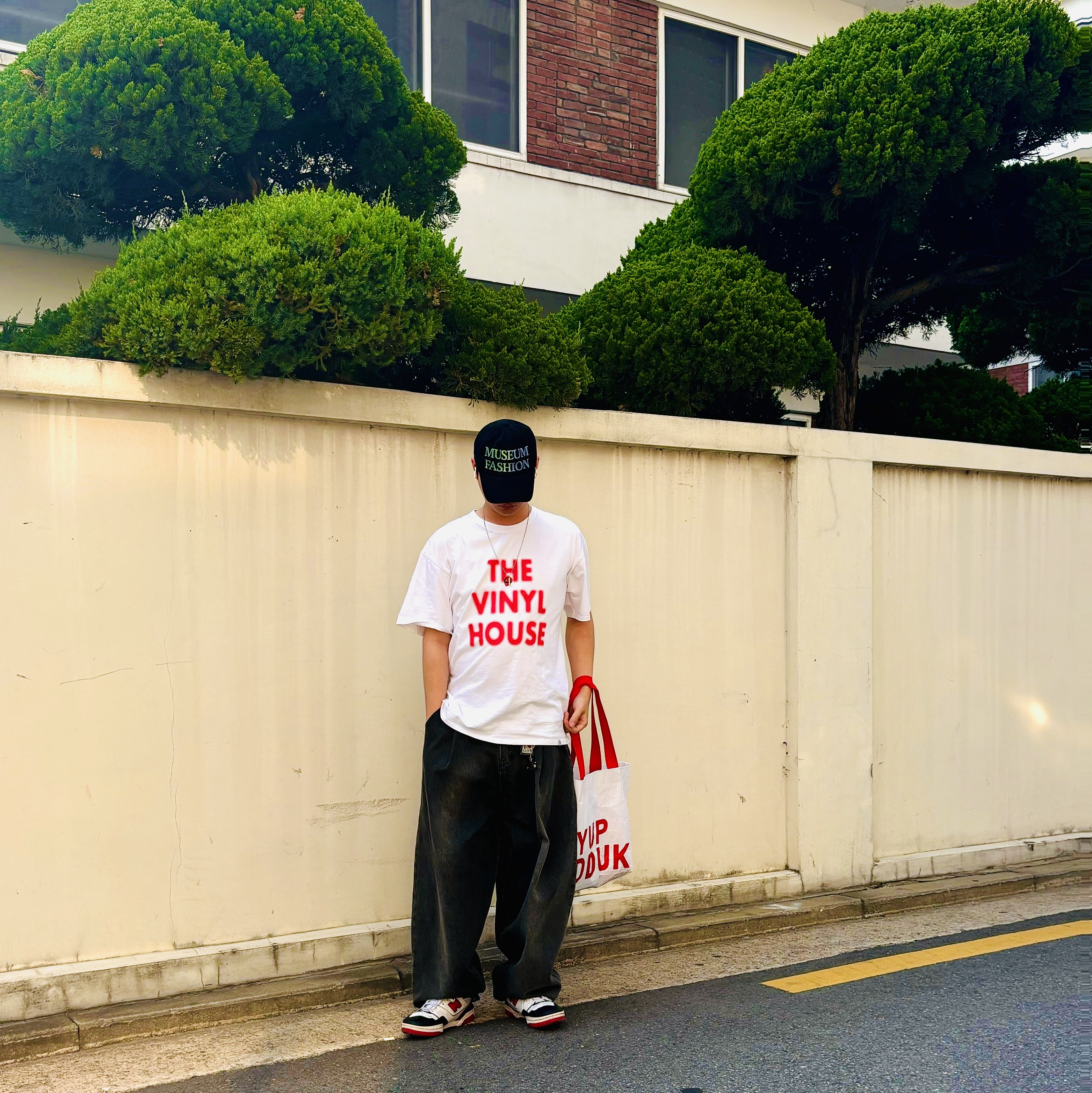 Ader Error x Maison Kitsune Triple Fox Head Cap Pink, Thevinylhouse Spray Logo T-Shirt White 착용 스타일 - 2