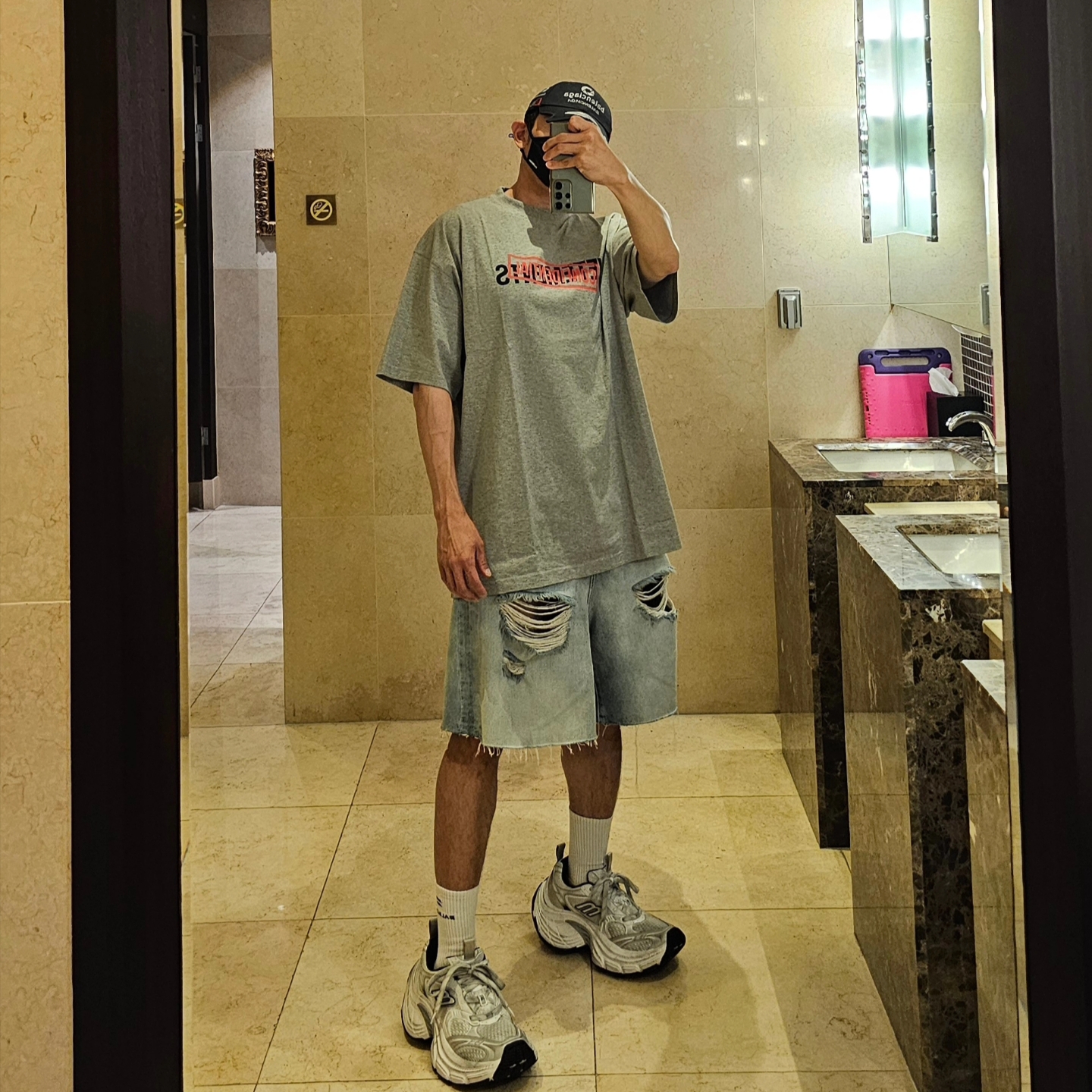 Balenciaga Top League Cap White, Balenciaga 10XL Sneakers White Grey Silver Black 착용 스타일 - 2
