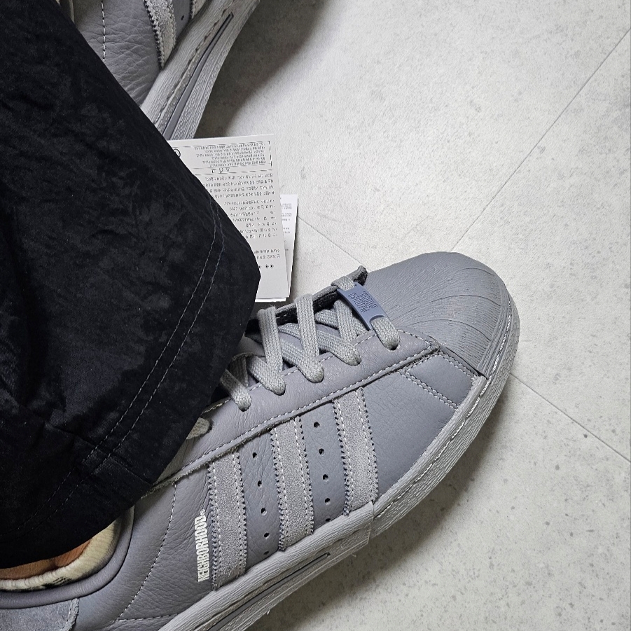 Adidas x Neighborhood Superstar 2024 Grey Cloud White 착용 스타일 - 7