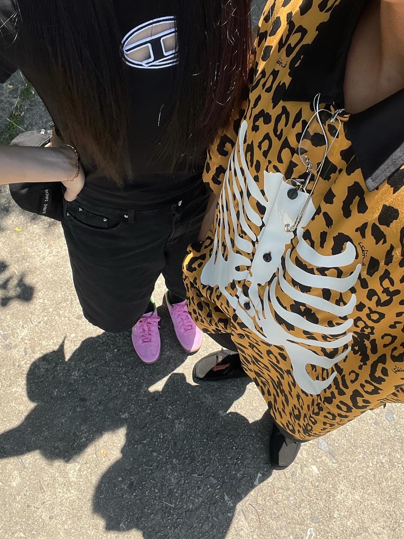 Vans x Mark SBTG Skelleton Short Sleeve Shirt Brown, Clarks Wallabee Black Suede 착용 스타일 - 3