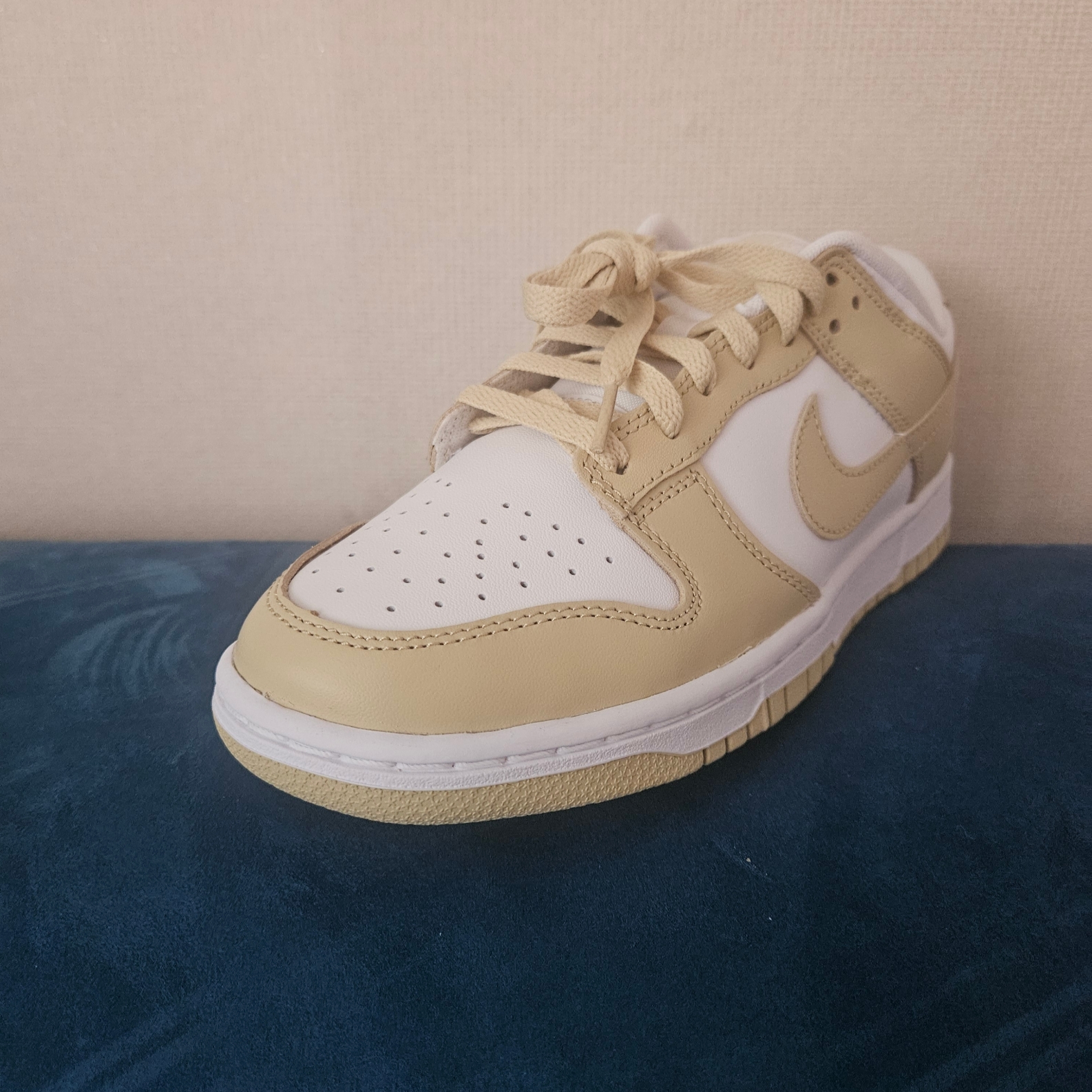 Nike Dunk Low Team Gold and White 착용 스타일