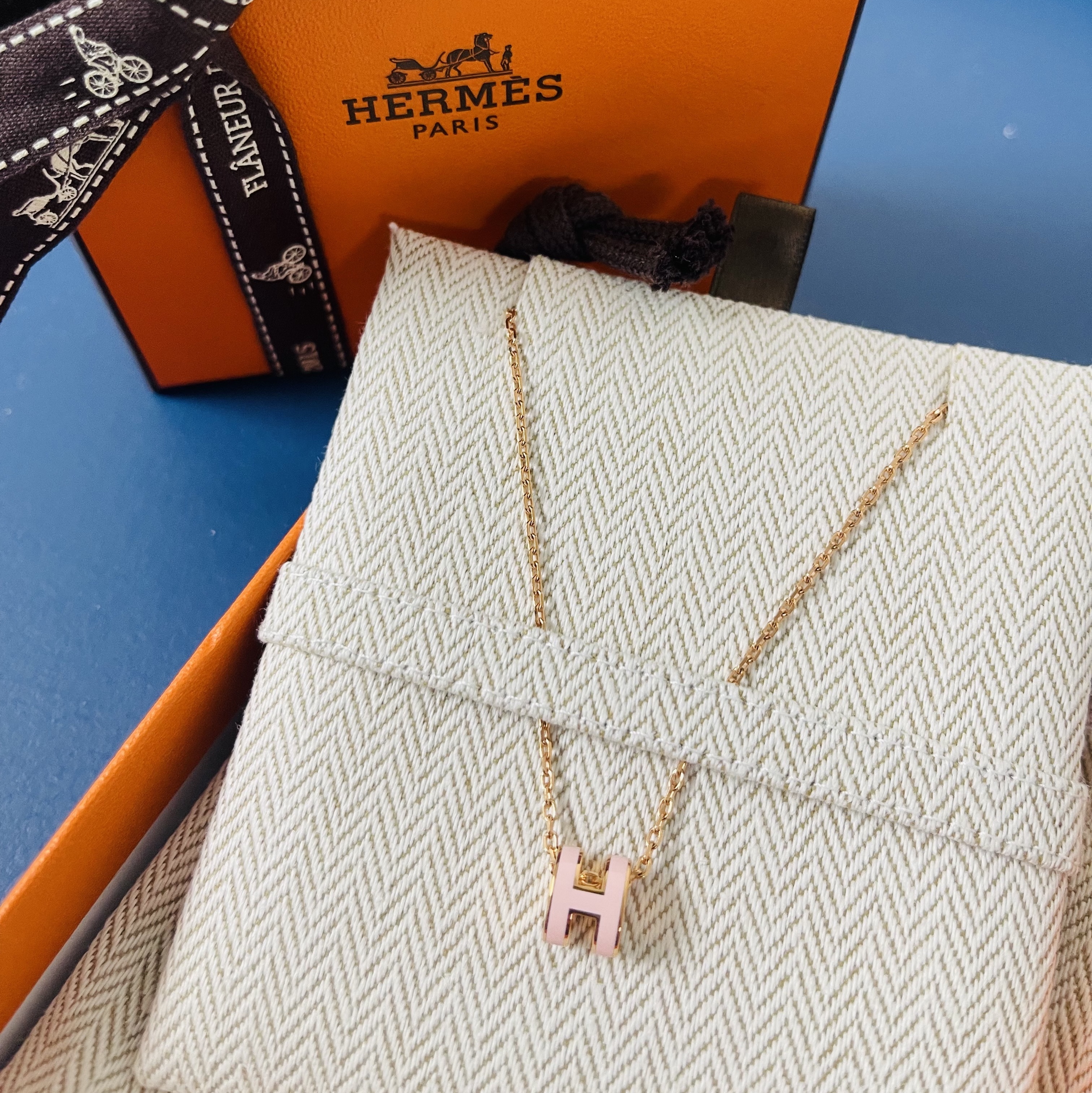(W) Hermes Mini Pop H Pendant Rose Gold & Rose Dragee 착용 스타일