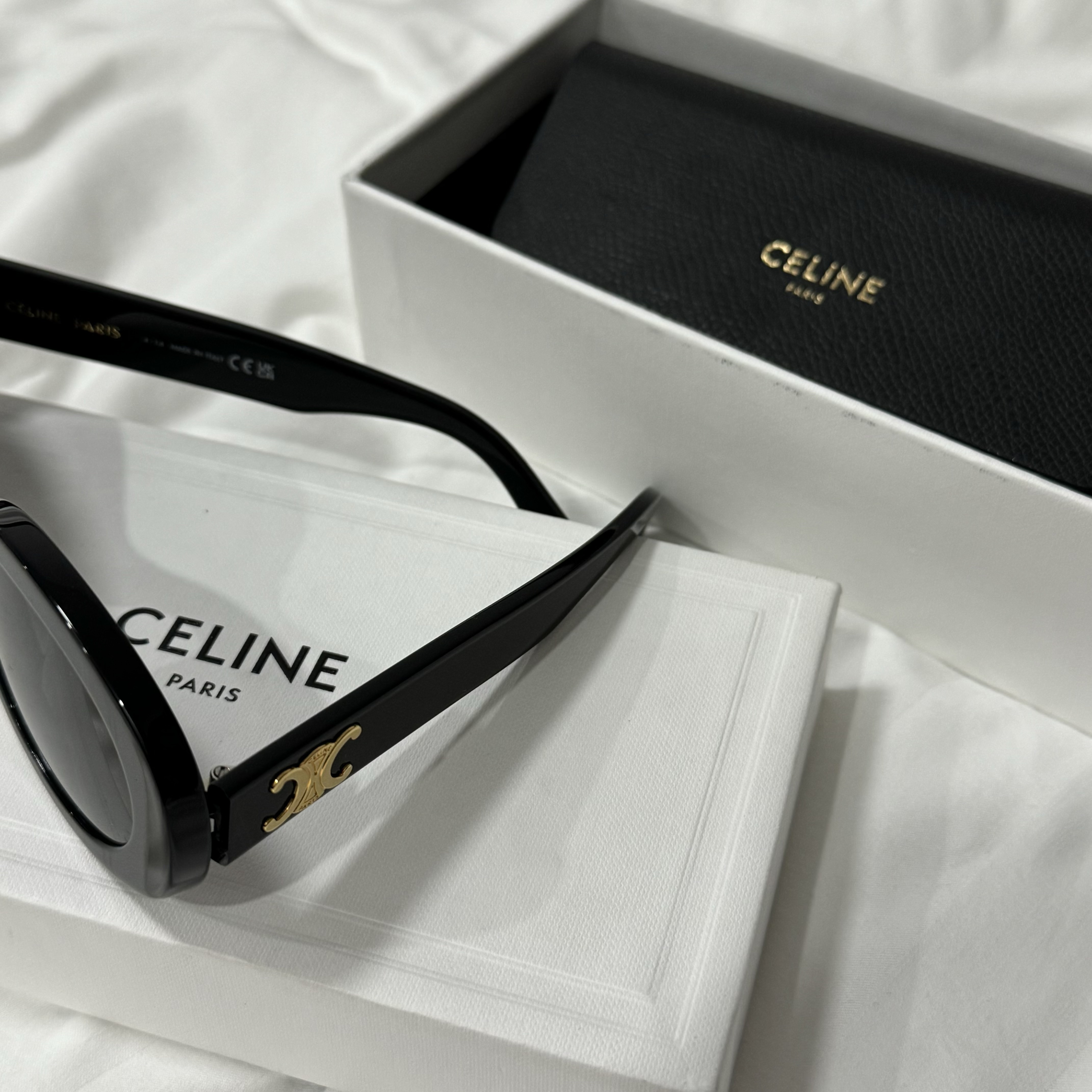 (W) Celine Triomphe 01 Sunglasses in Acetate Black 착용 스타일 - 1