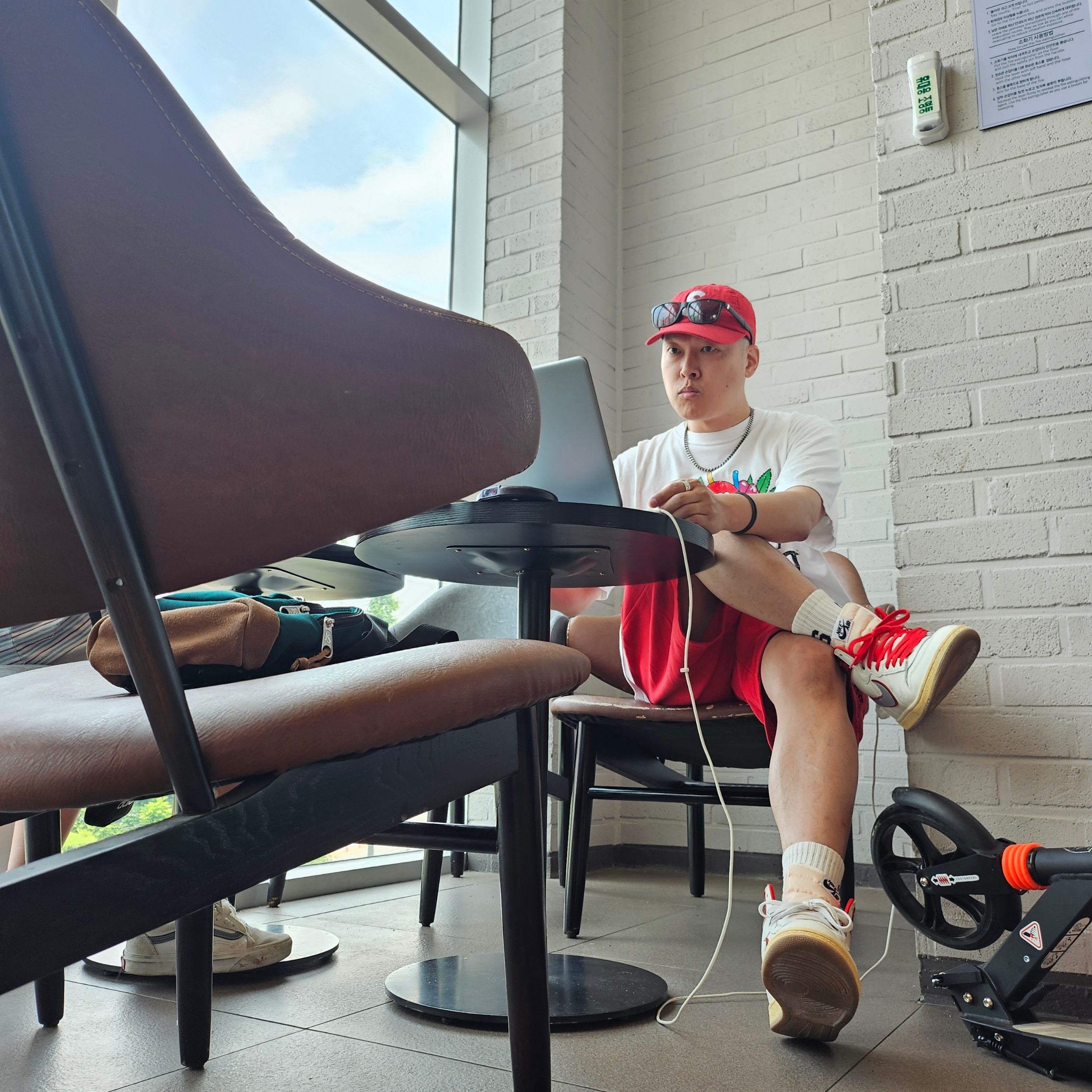 Supreme Seersucker S Logo 6-Panel Red - 24SS, Jordan x Awake NY Air Ship PE SP Sail University Red 착용 스타일 - 3