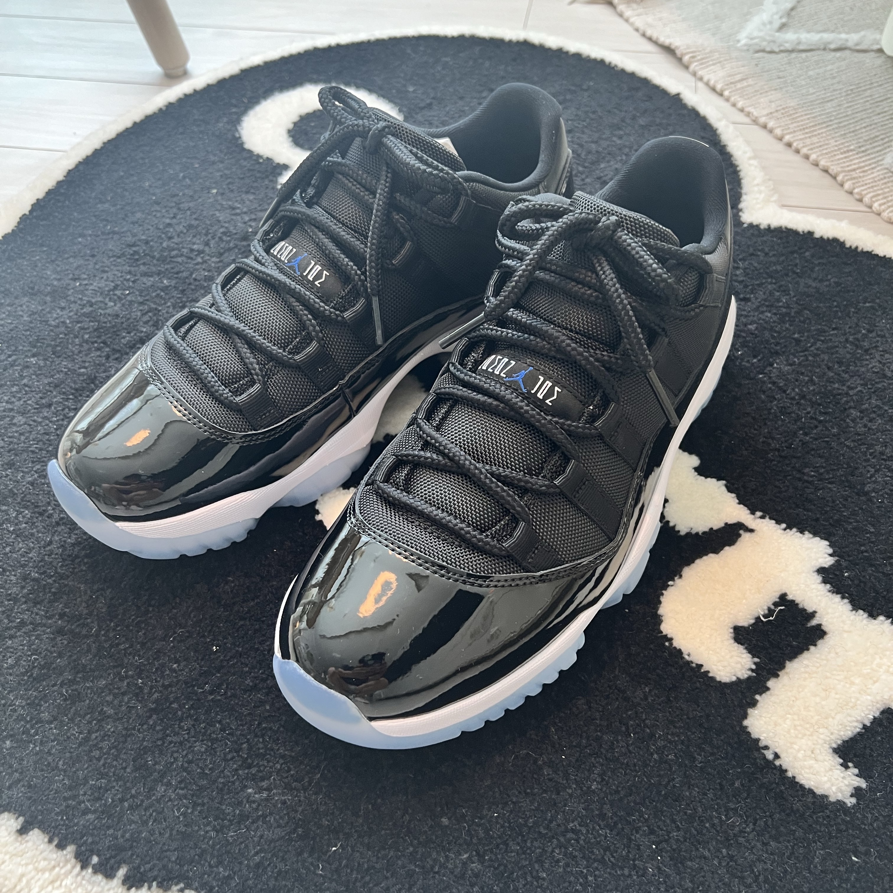 Jordan 11 Retro Low Black and Varsity Royal 착용 스타일 - 2