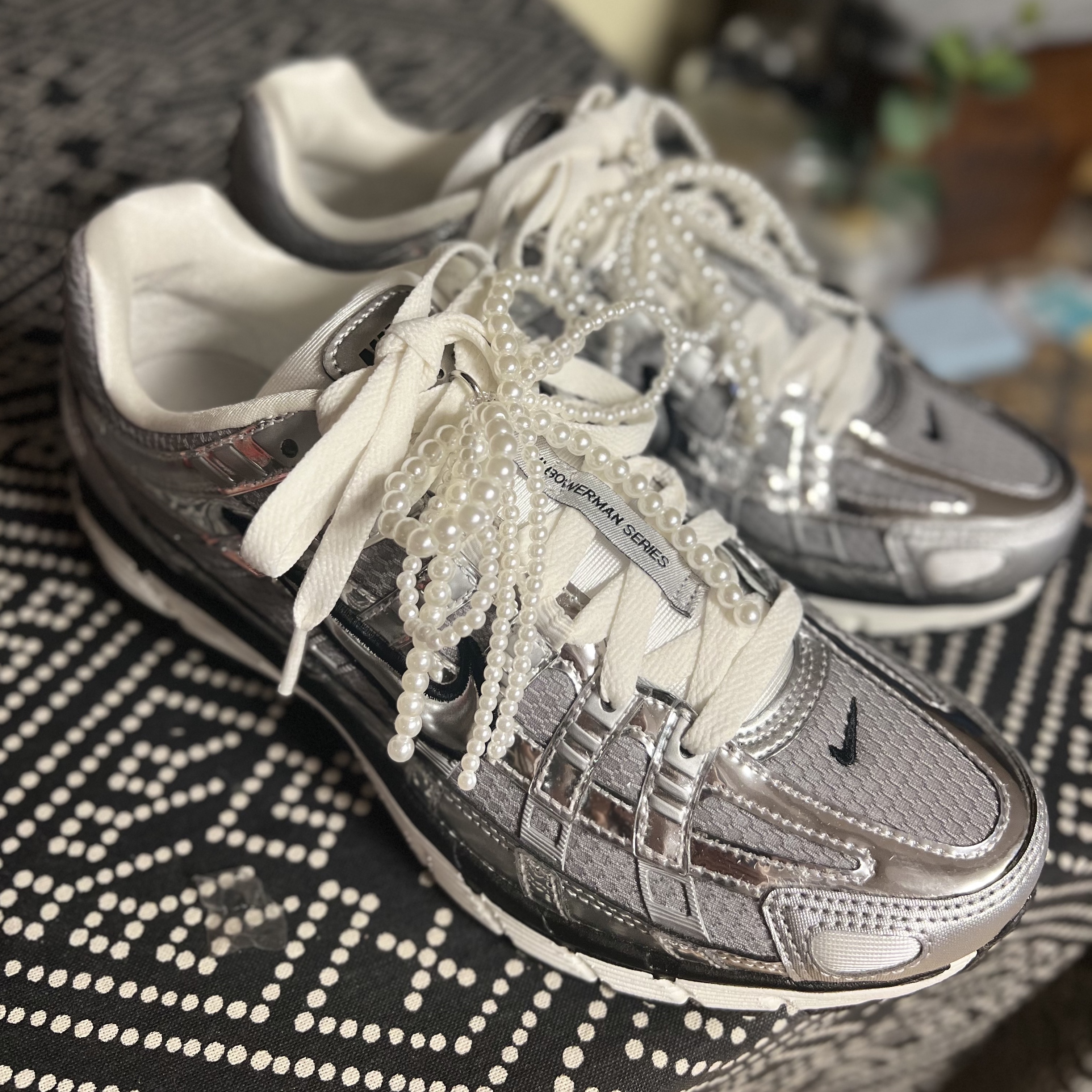 Nike P-6000 Metallic Silver 착용 스타일