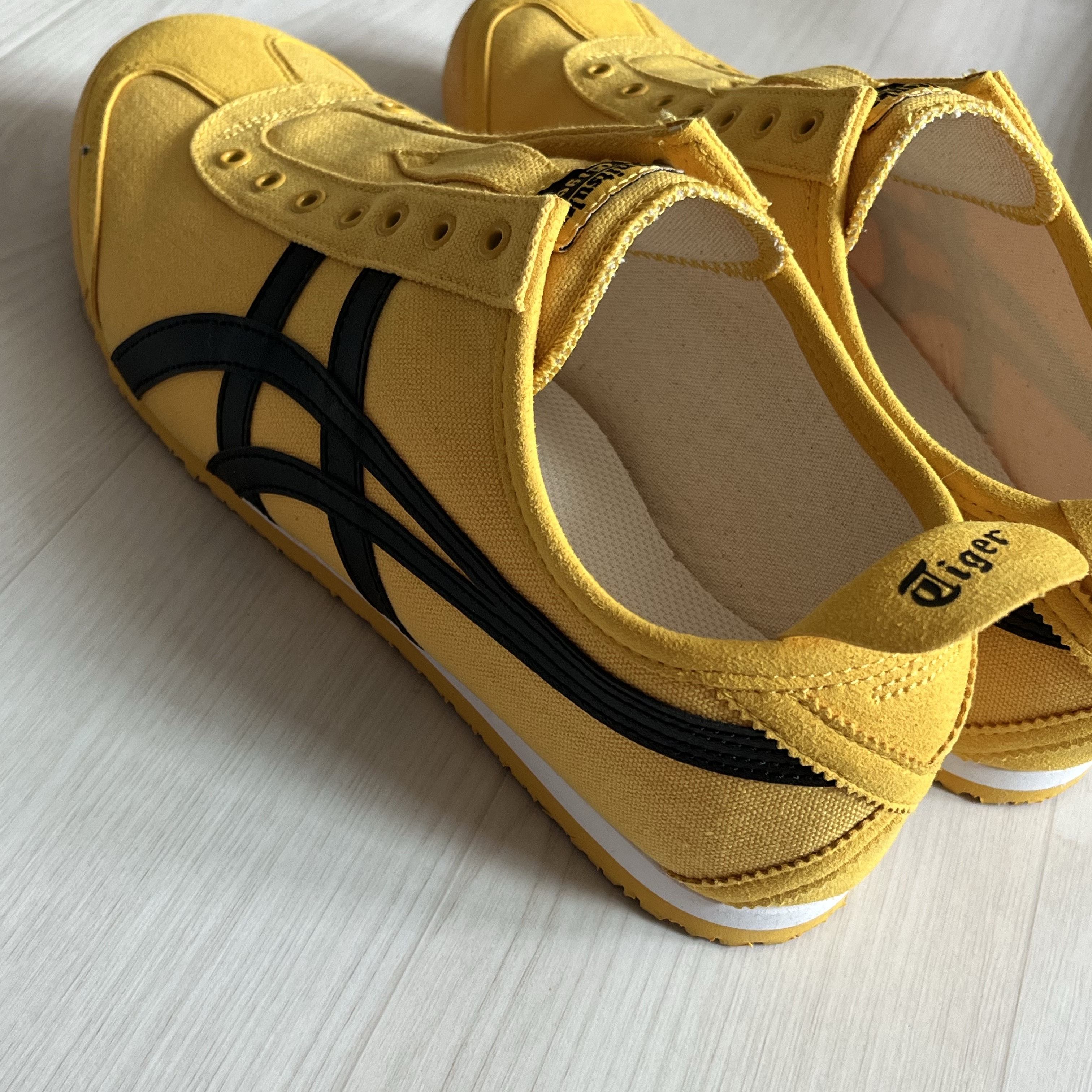 Onitsuka Tiger Mexico 66 Slip-On Yellow Black 착용 스타일