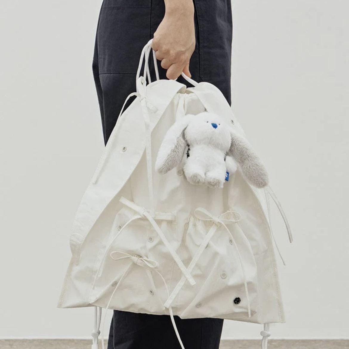 NewJeans x Coller Rabbit String Bag Snow White 착용 스타일 - 1