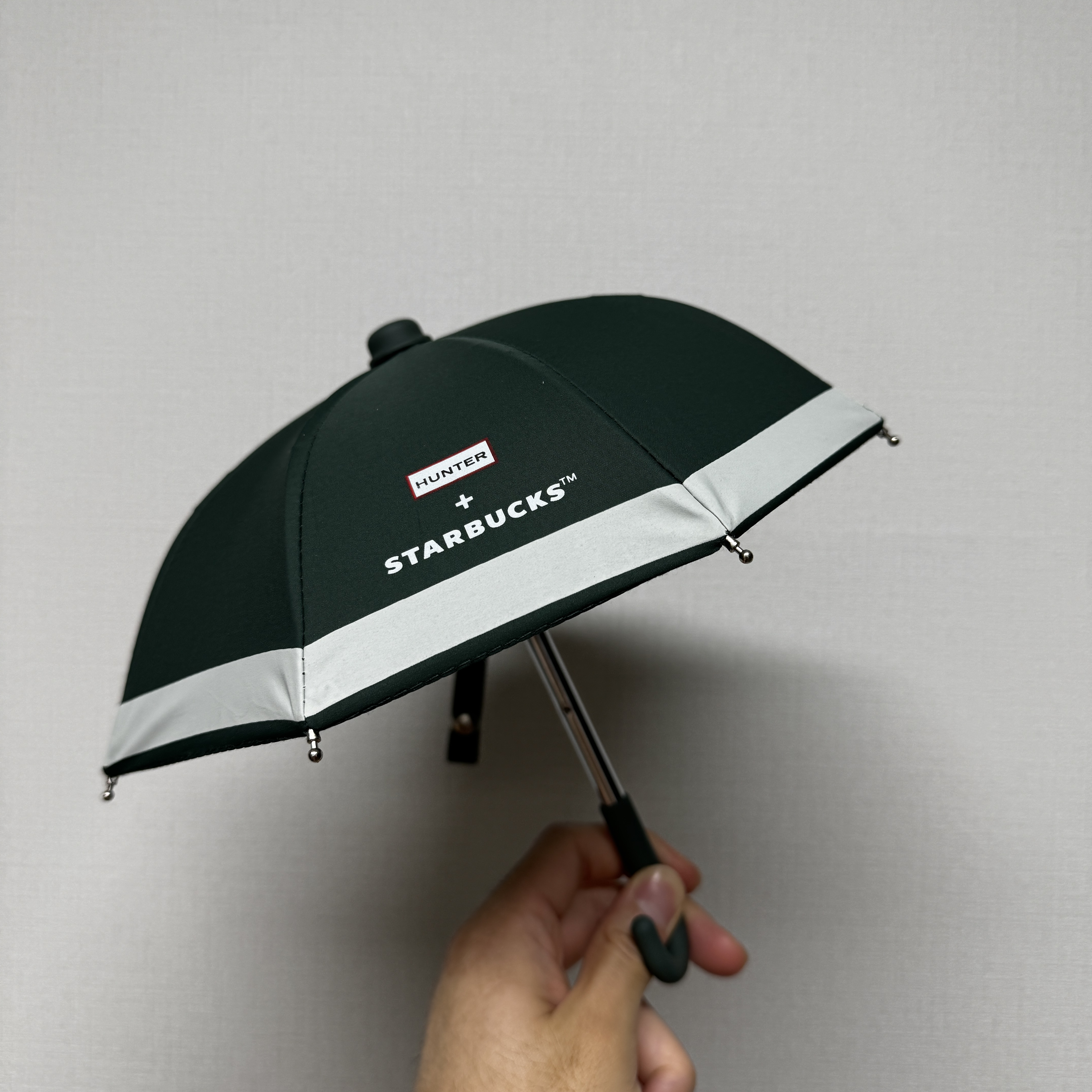 Starbucks x Hunter Rainy Bearista Doll Cream 착용 스타일 - 5