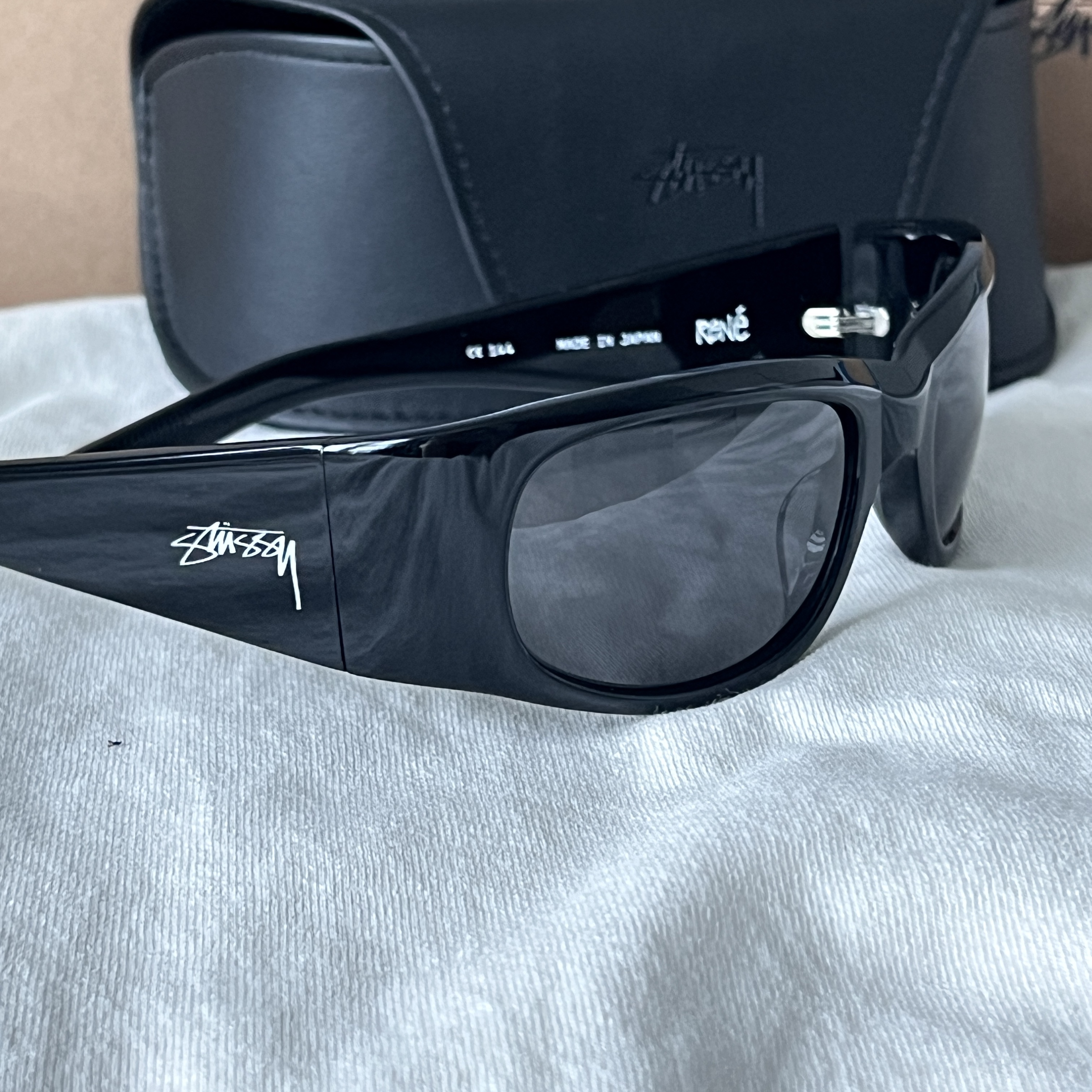 Stussy Rene Sunglasses Black Black Lens 착용 스타일 - 1