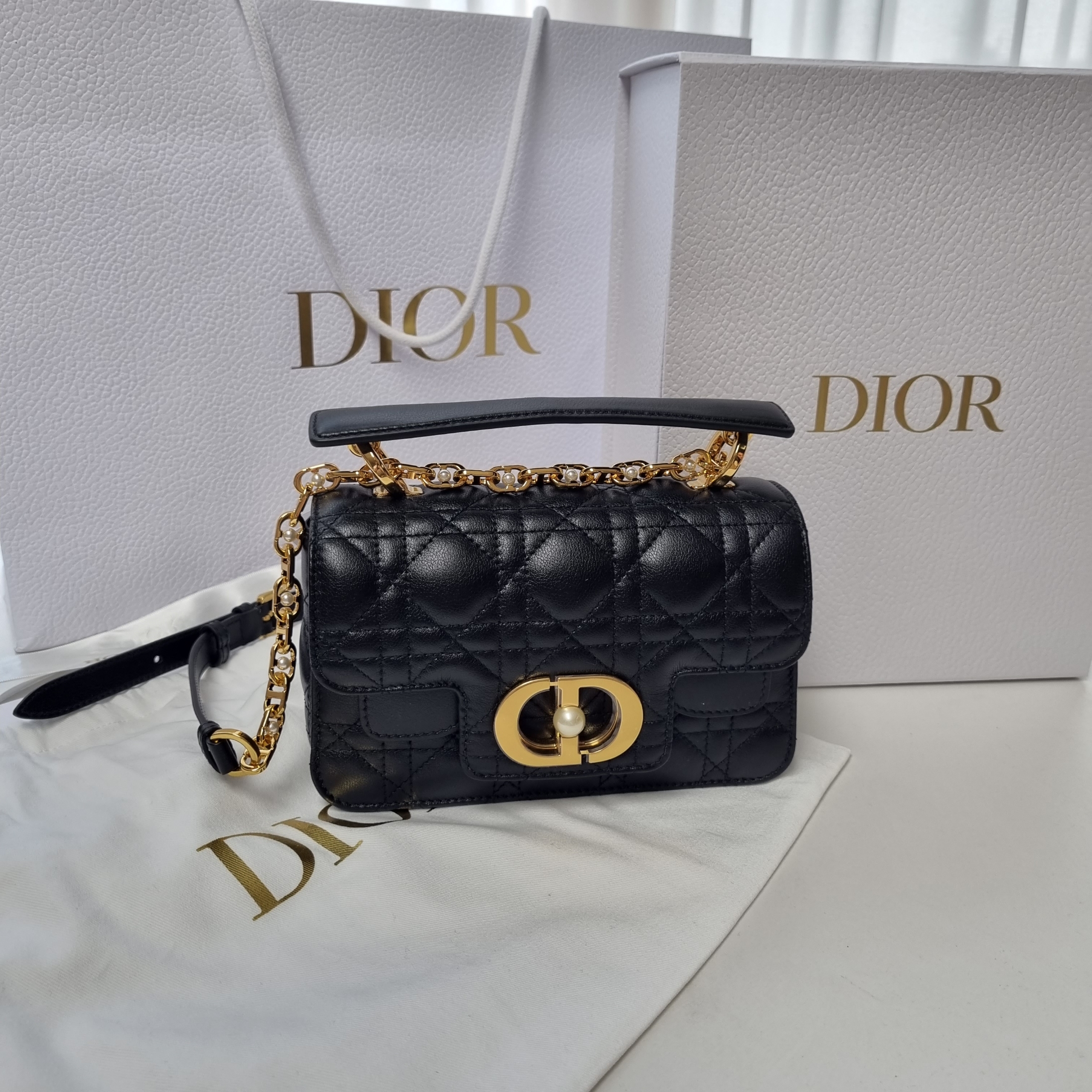 Dior Mini Jolie Top Handle Bag Cannage Calfskin Black 착용 스타일