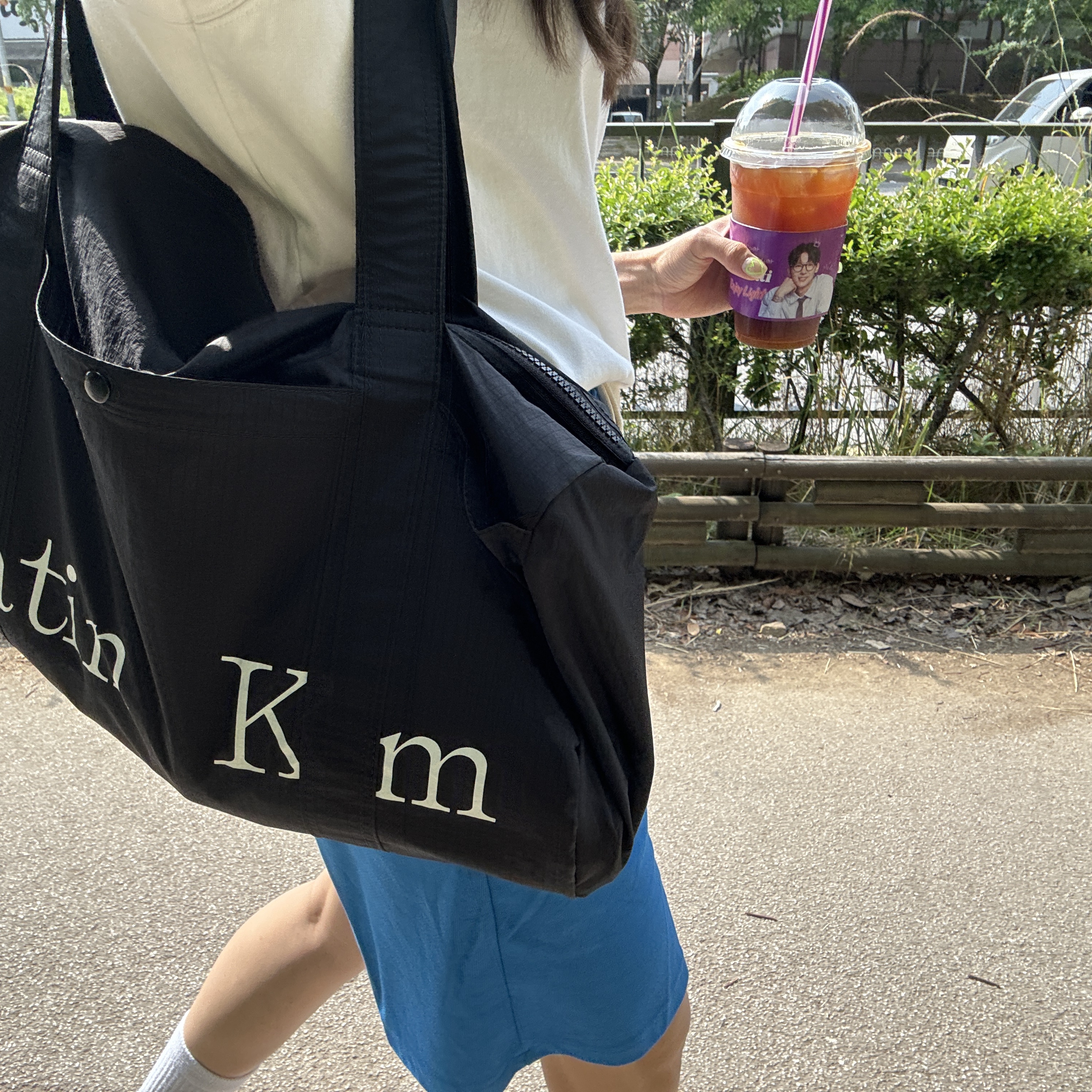 Matin Kim Logo Sporty Duffel Bag Black 착용 스타일