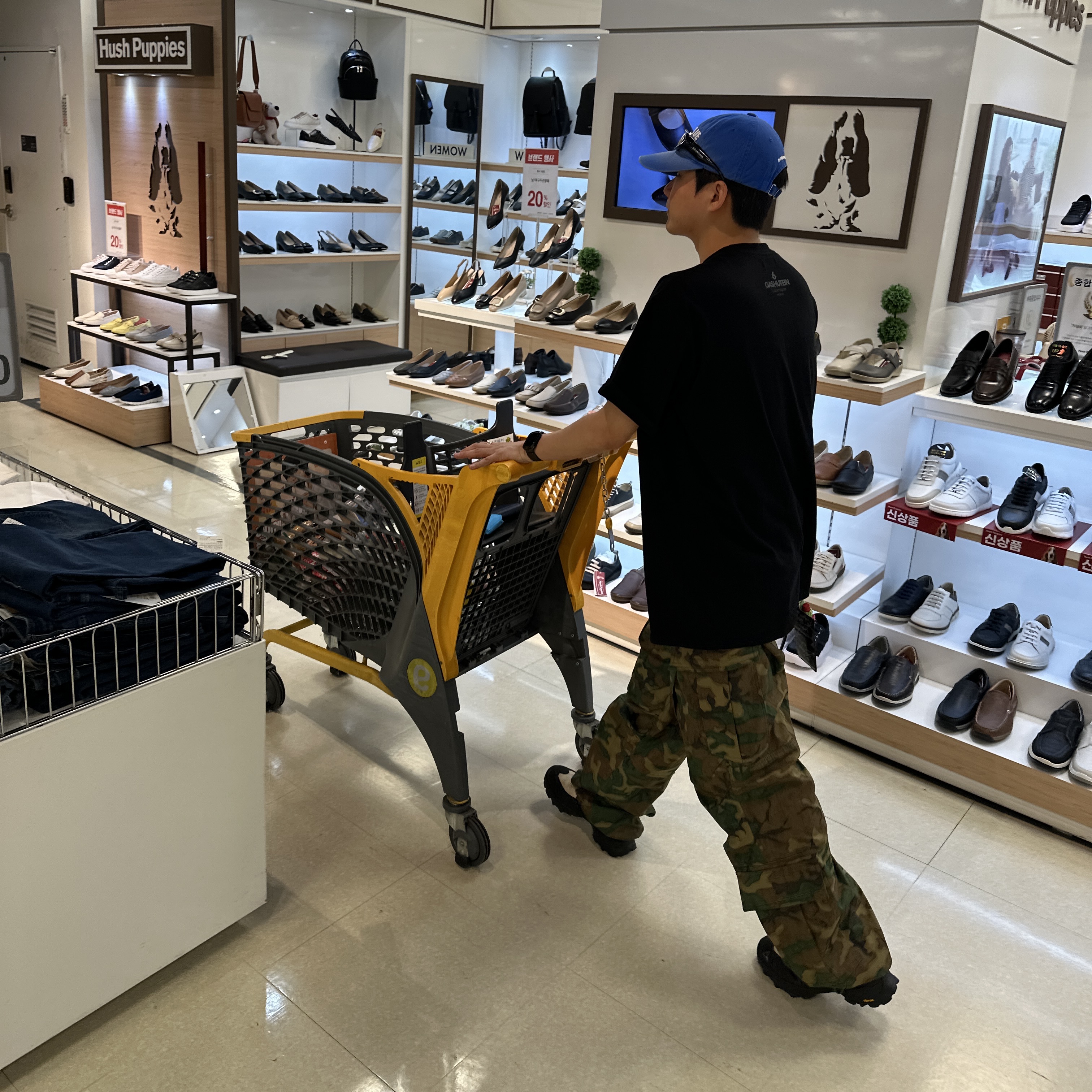 Farfromwhat Far Camo Cargo Pants Green, Undermycar Gashutein 6 Six People Graphic T-Shirt Bristol Black - 24SS 착용 스타일 - 2