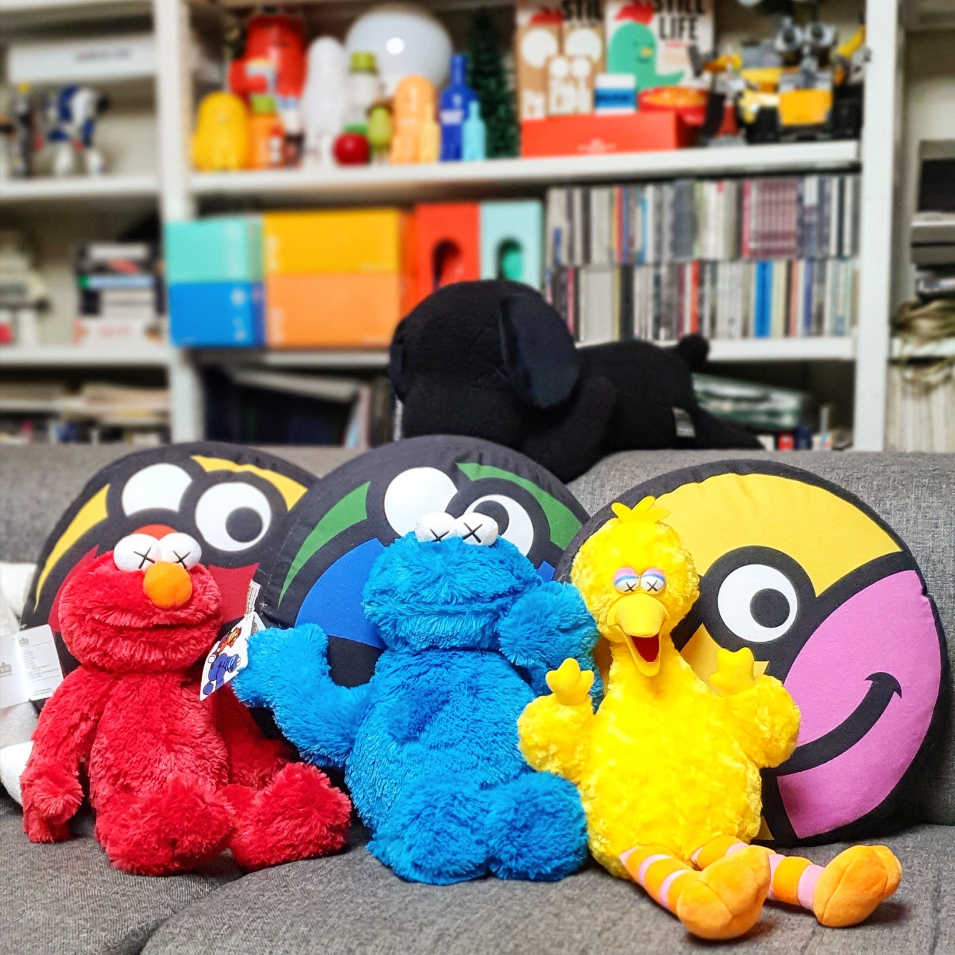 Uniqlo x Kaws x Sesame Street Big Bird Toy Yellow, Uniqlo x Kaws Sesame Street Cookie Monster Plush Toy Blue 착용 스타일