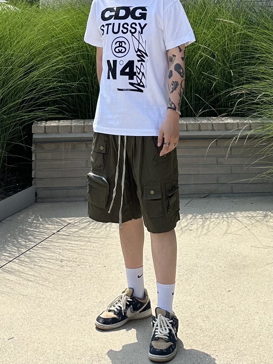 CDG x Stussy T-Shirt White, Nike x Travis Scott SB Dunk Low 착용 스타일 - 3