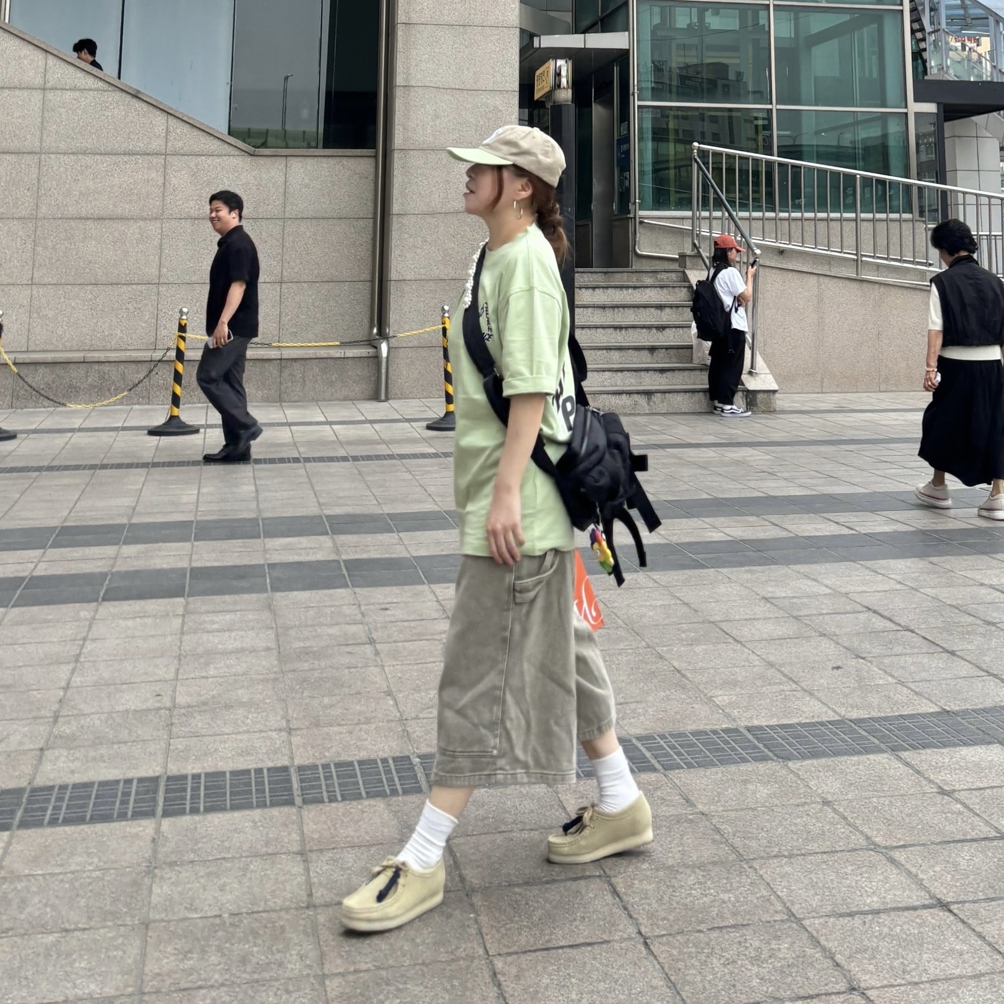 Supreme 2-Tone S Logo 6-Panel Tan - 24SS, Palace P-3 Outline T-Shirt Natural Green - 24SS 착용 스타일 - 1