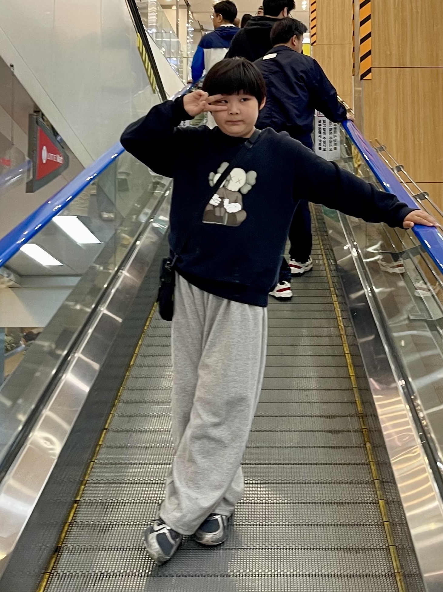 New Balance 410v5 Black Silver - 2E Wide, (Kids) Uniqlo UT x Kaws Long Sleeve Sweatshirt Black 착용 스타일 - 7