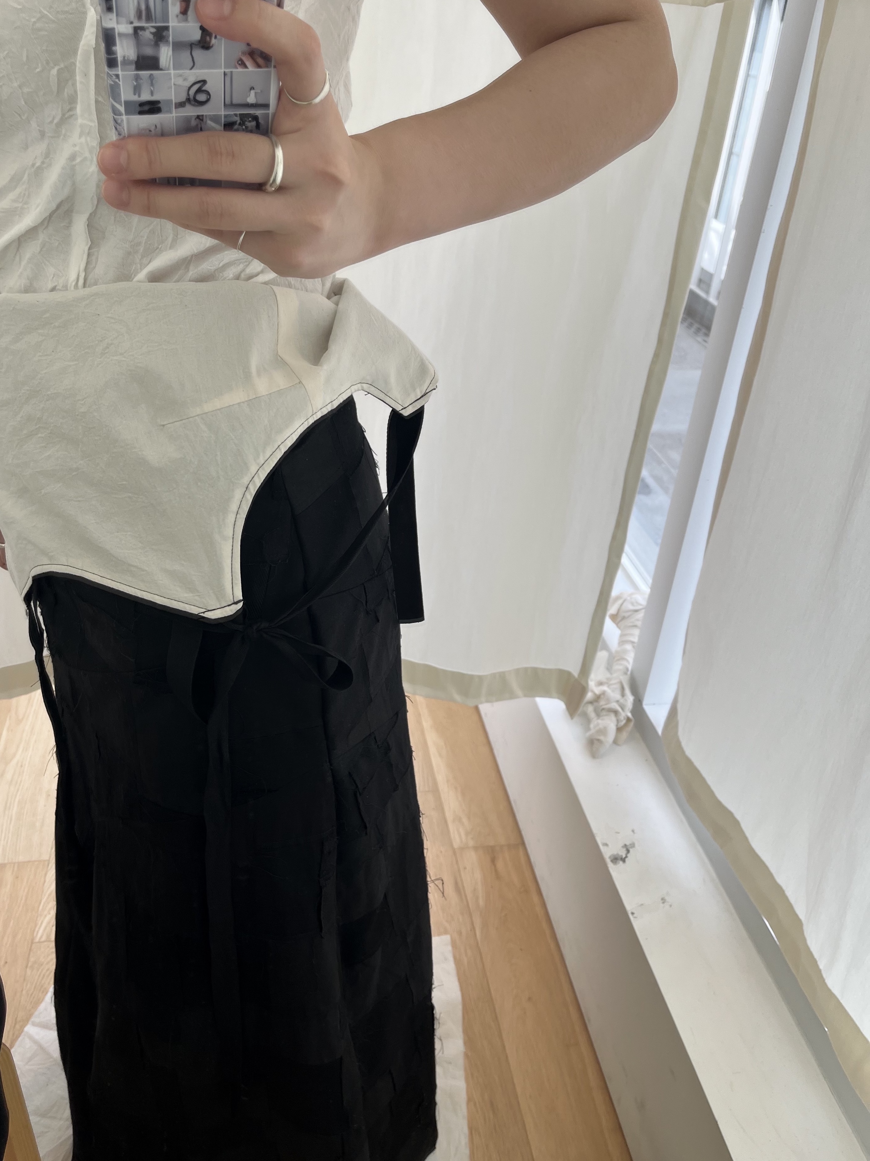 Supreme x MM6 Maison Margiela Hanes Tagless Tank Top White (1 Pack) - 24SS, Supreme x MM6 Maison Margiela Hanes Tagless Tank Top Black (1 Pack) - 24SS 착용 스타일 - 4