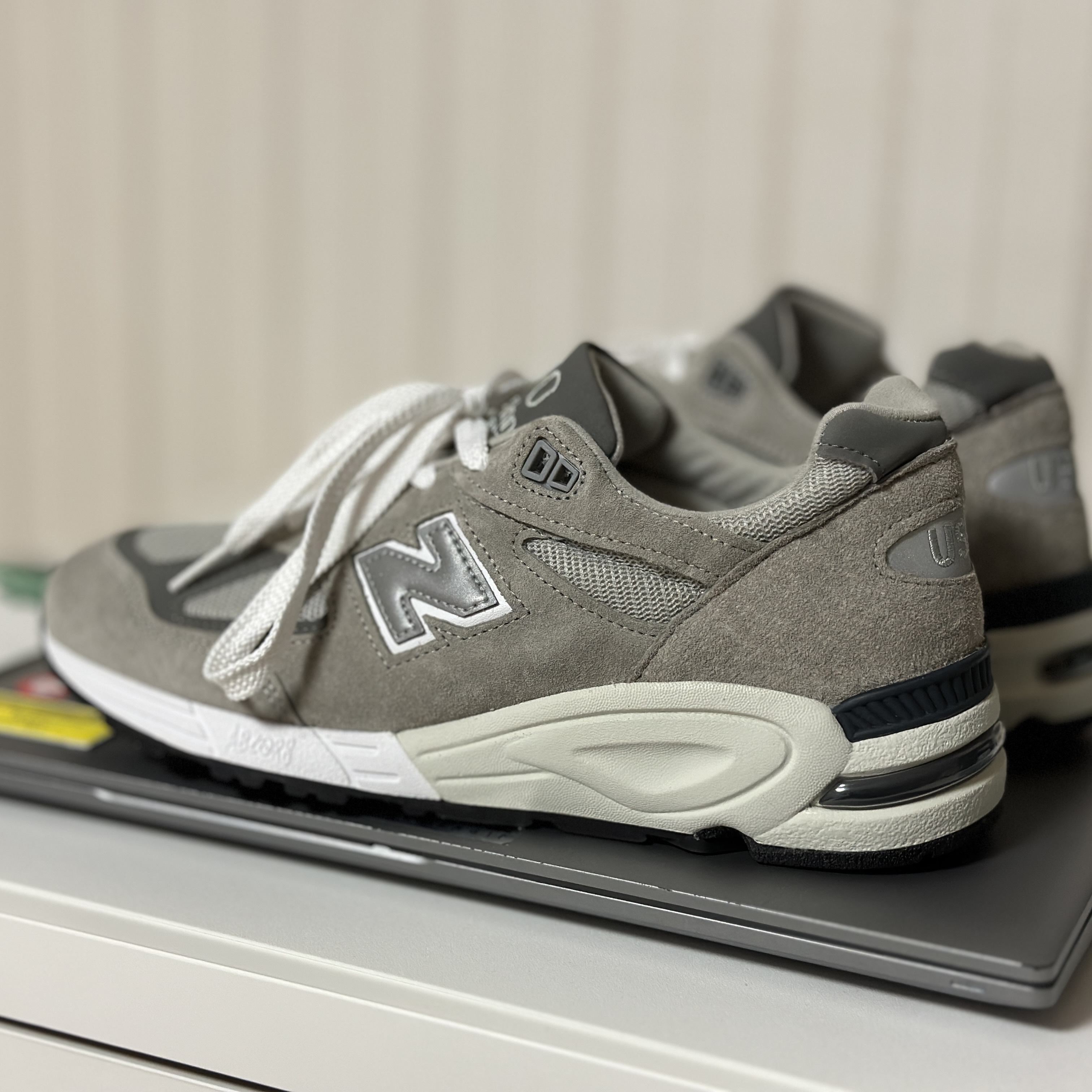 New Balance 990v2 Made in USA Grey 착용 스타일 - 2