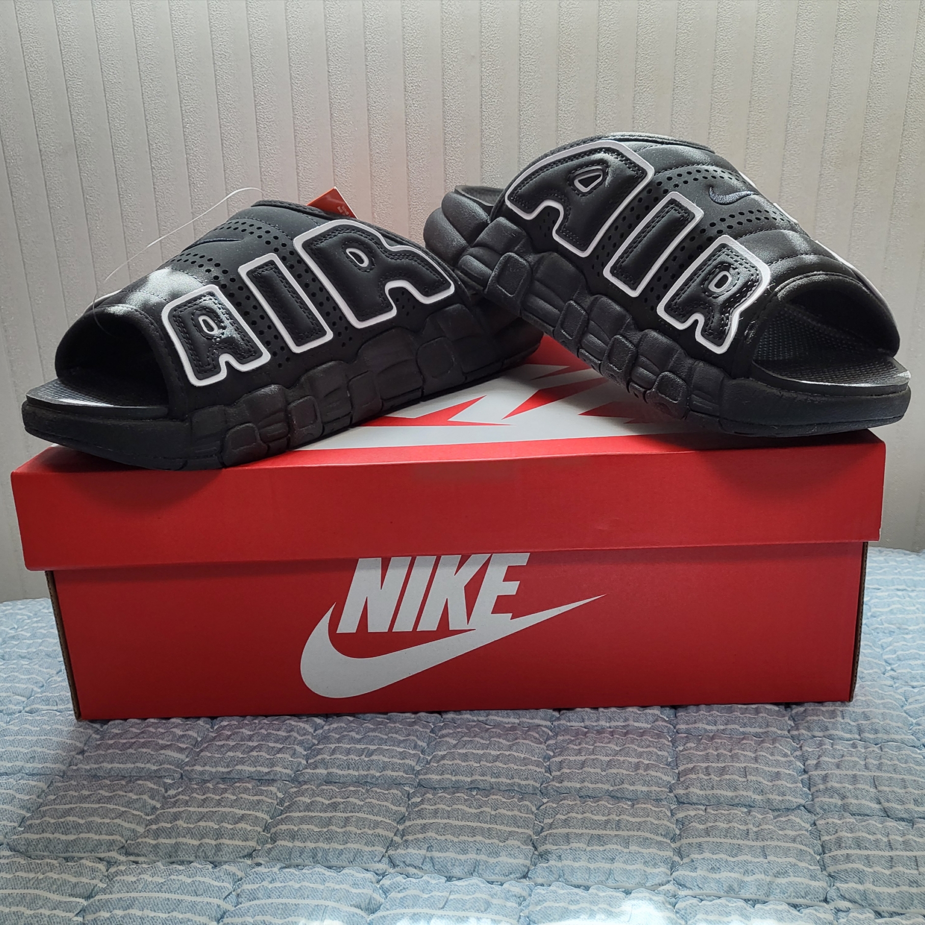Nike Air More Uptempo Slide Black White 착용 스타일