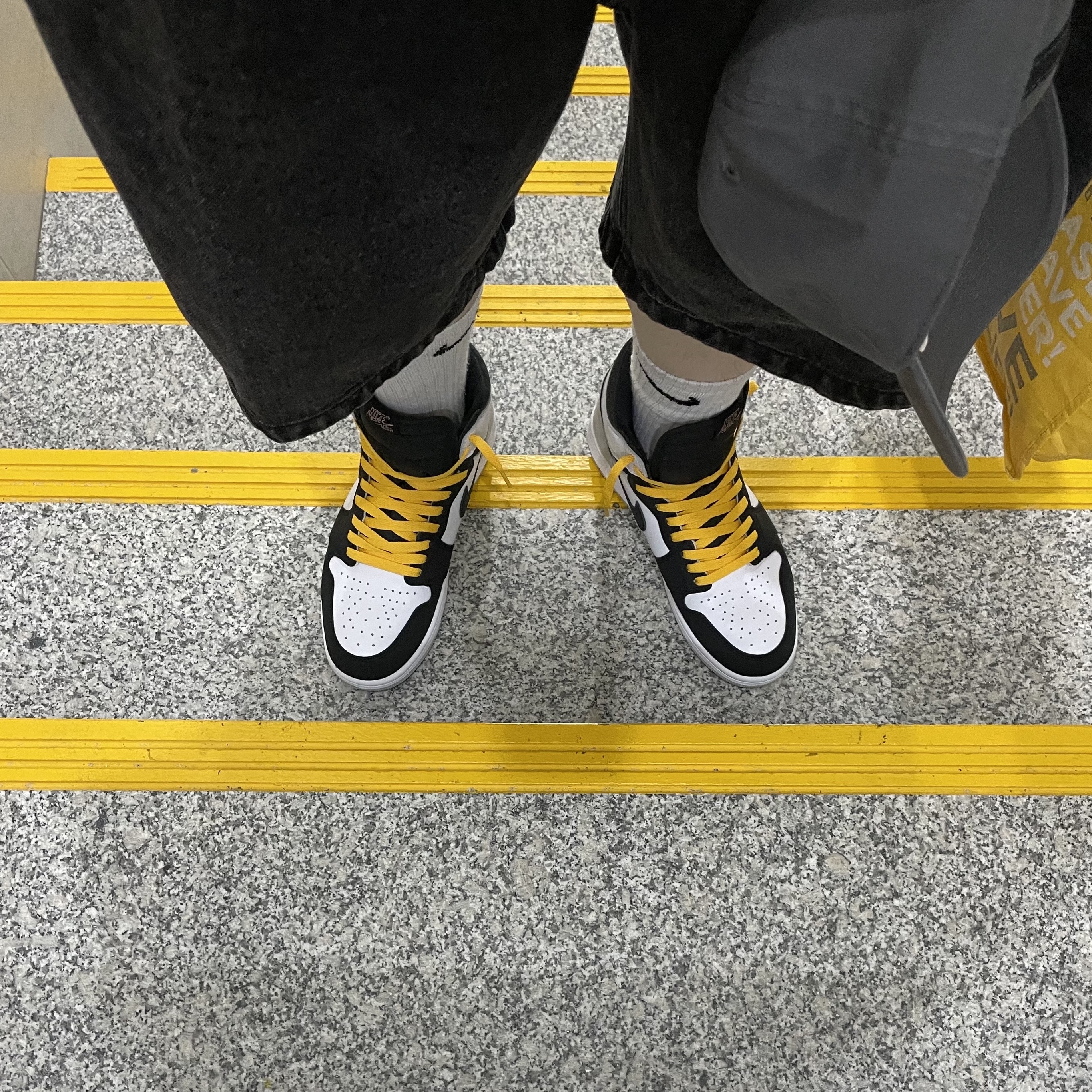 Jordan 1 Retro High OG Bleached Coral 착용 스타일